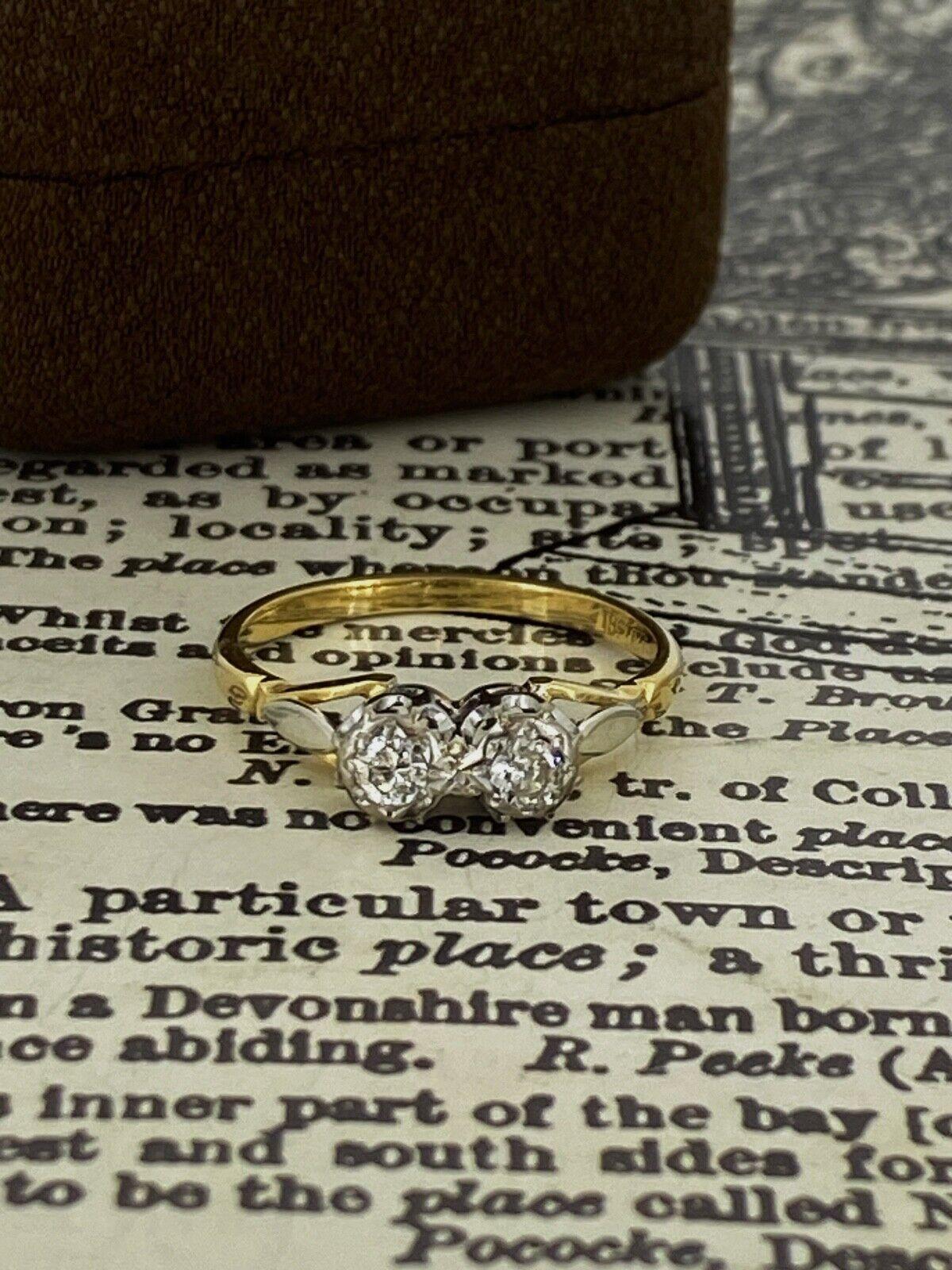 Ce bijou exquis
remonte à la période Art-Déco - vers les années 1930, 
Pourtant, il est en très bon état&. 
d'un design plutôt inhabituel et rarement vu 

~~

Comprend 2 diamants naturels de taille ancienne, 
qui sont rares et recherchés de nos