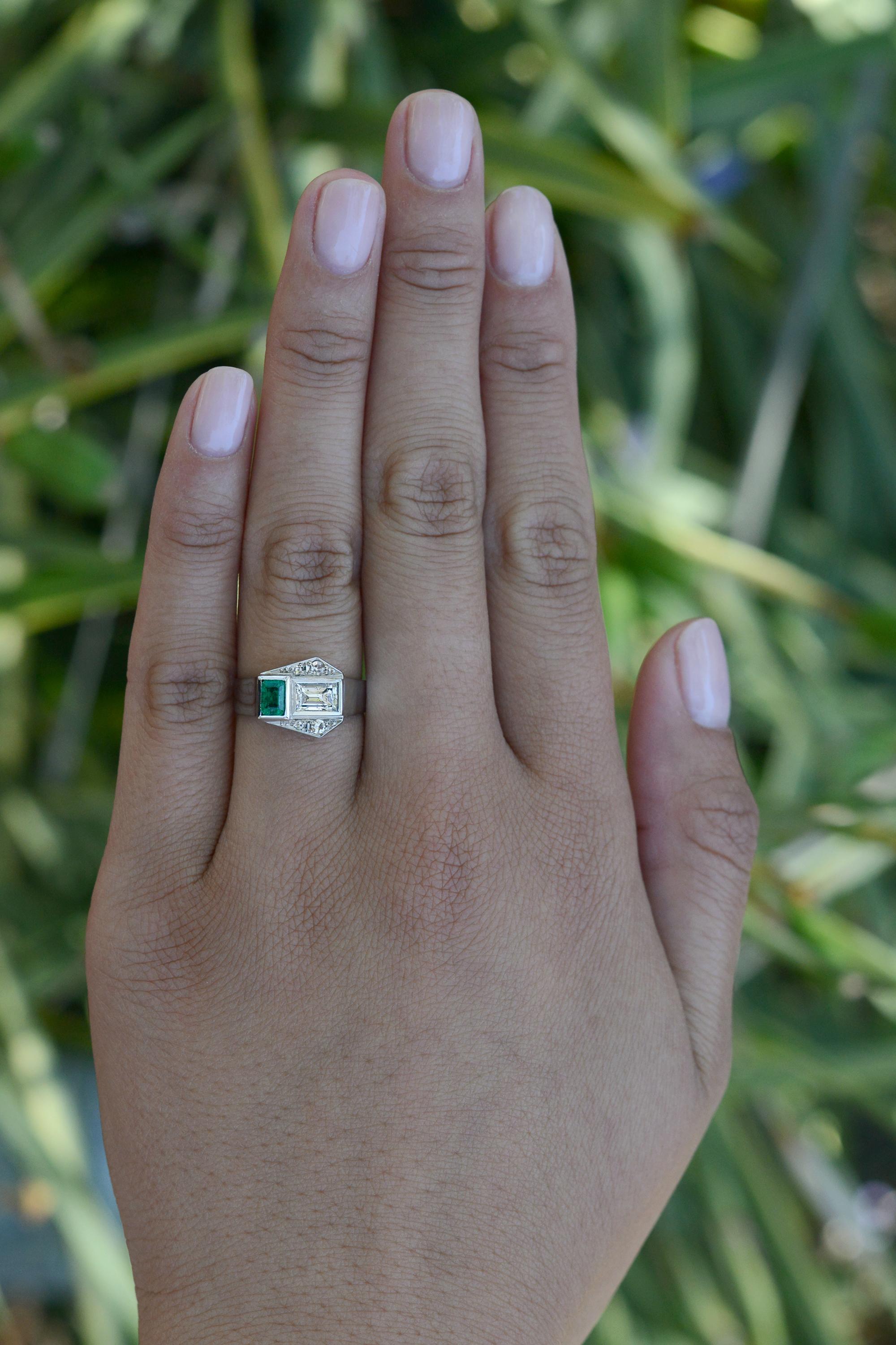 Dieser schöne und einzigartige Art Deco Verlobungsring mit 2 Steinen besticht durch sein ästhetisches Design, das die authentische Art Deco Geometrie der 1920er Jahre zeigt. Die faszinierende Komposition aus einem funkelnden Diamanten im