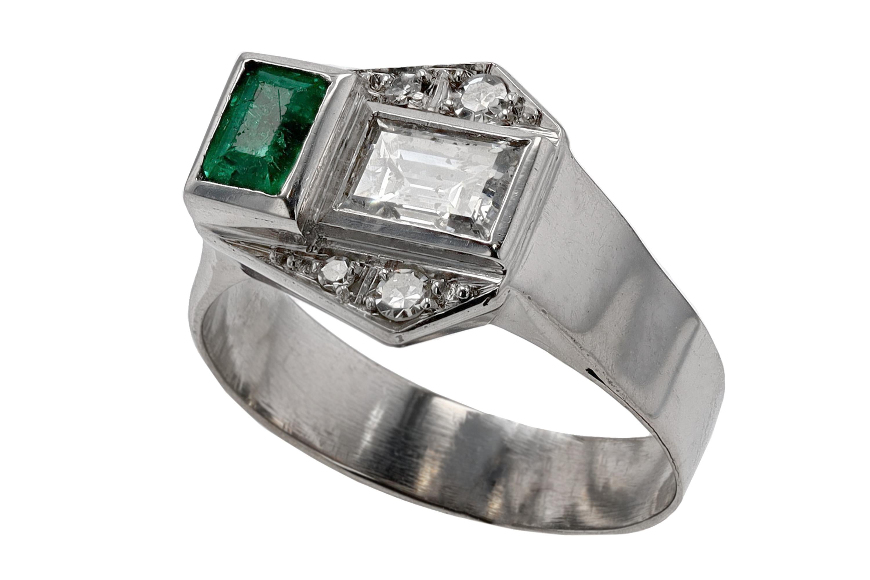 Antiker Art Deco Verlobungsring mit 2 Steinen, Diamant, Smaragd, Toi et Moi (Smaragdschliff)