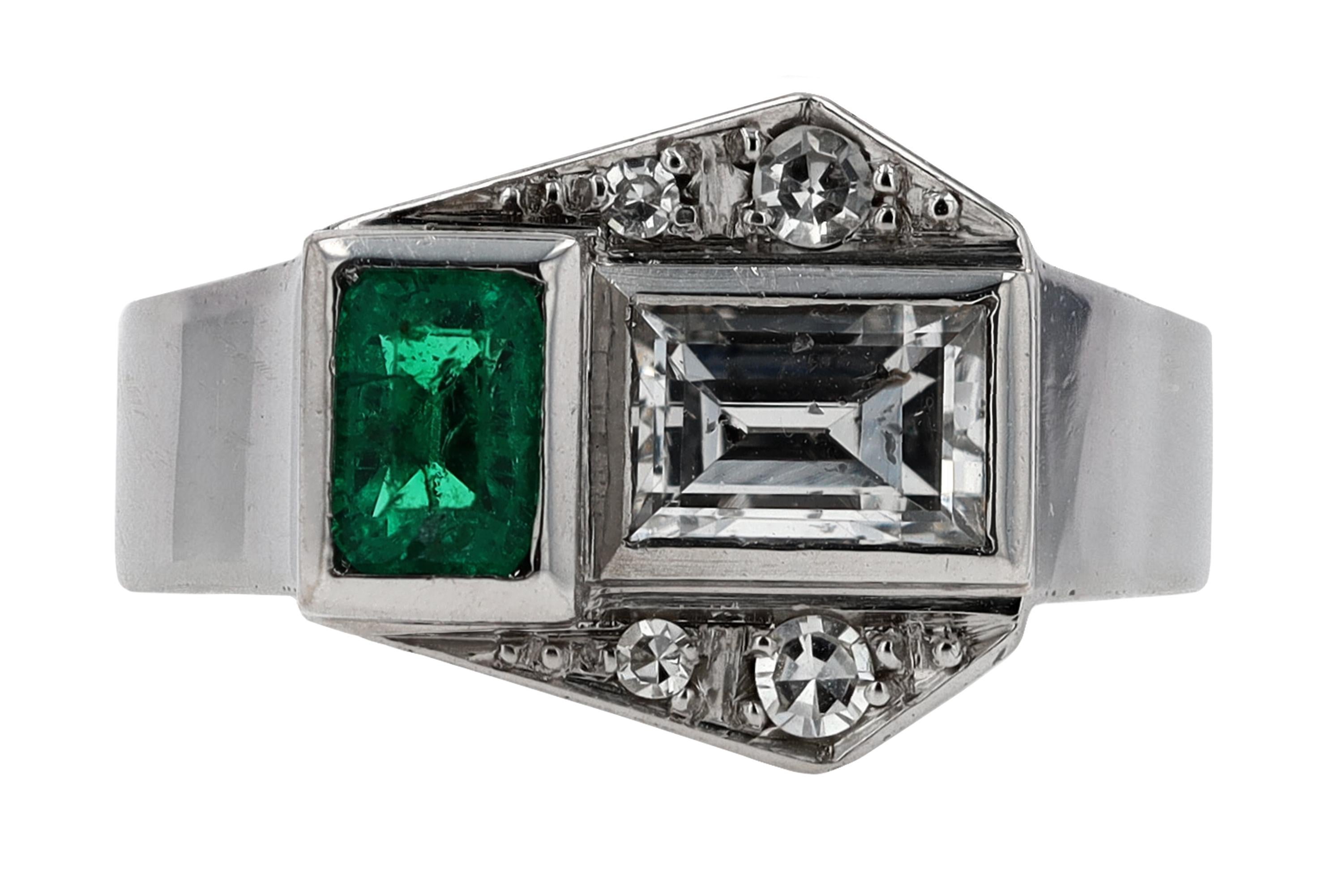 Antiker Art Deco Verlobungsring mit 2 Steinen, Diamant, Smaragd, Toi et Moi im Zustand „Gut“ in Santa Barbara, CA