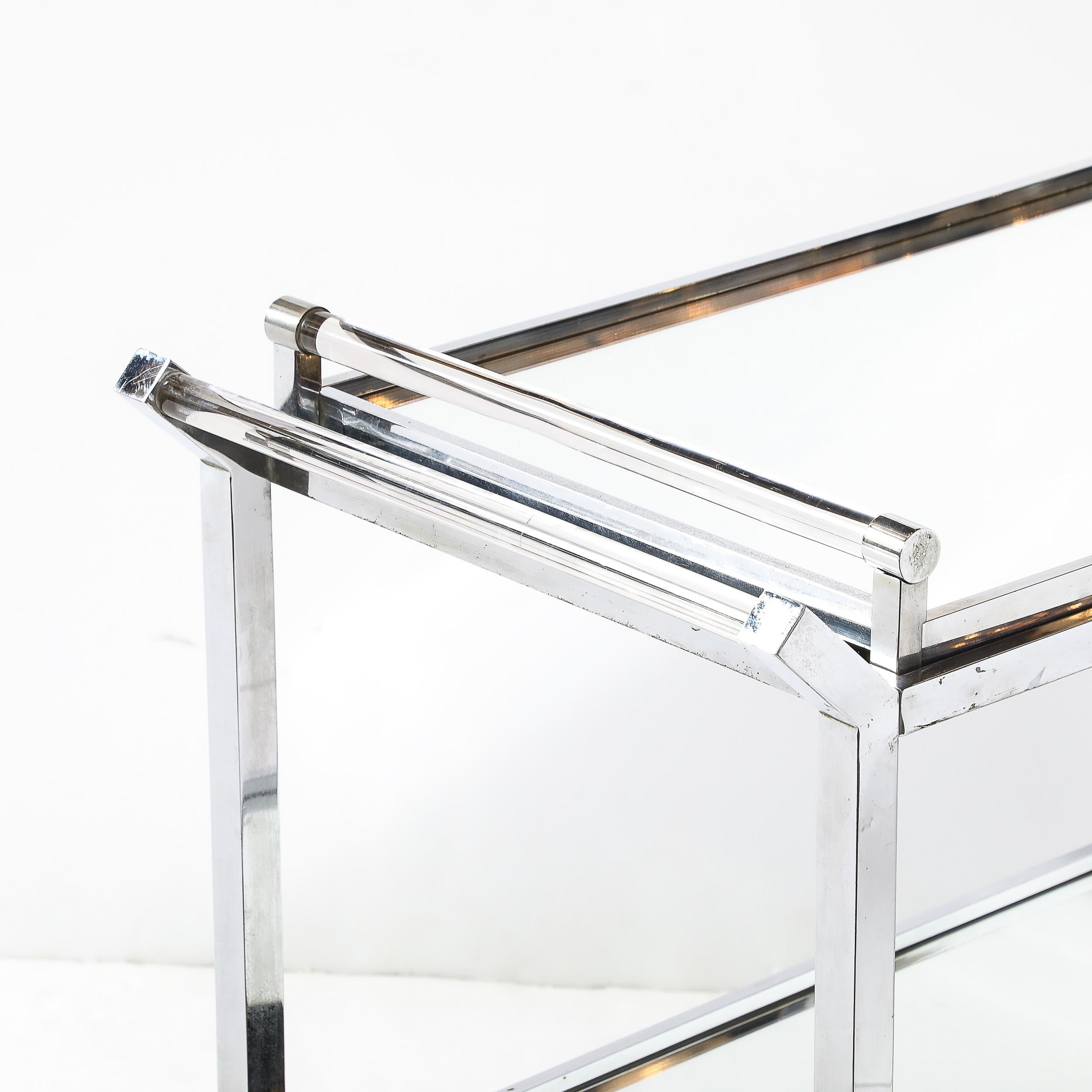 Chariot de bar rectangulaire Art Déco à 2 niveaux en nickel avec poignées en lucite et miroir par Adnet en vente 4
