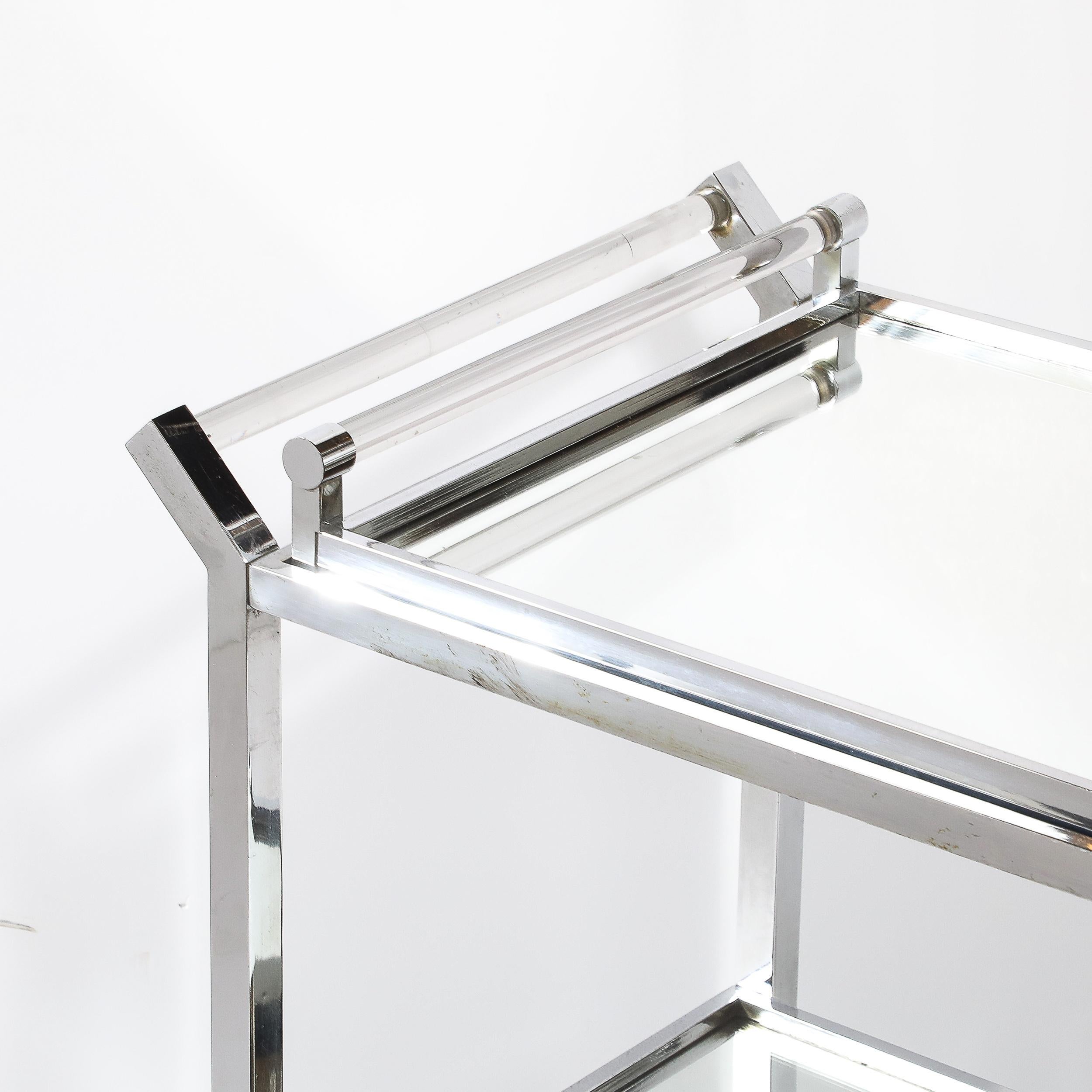 Milieu du XXe siècle Chariot de bar rectangulaire Art Déco à 2 niveaux en nickel avec poignées en lucite et miroir par Adnet en vente