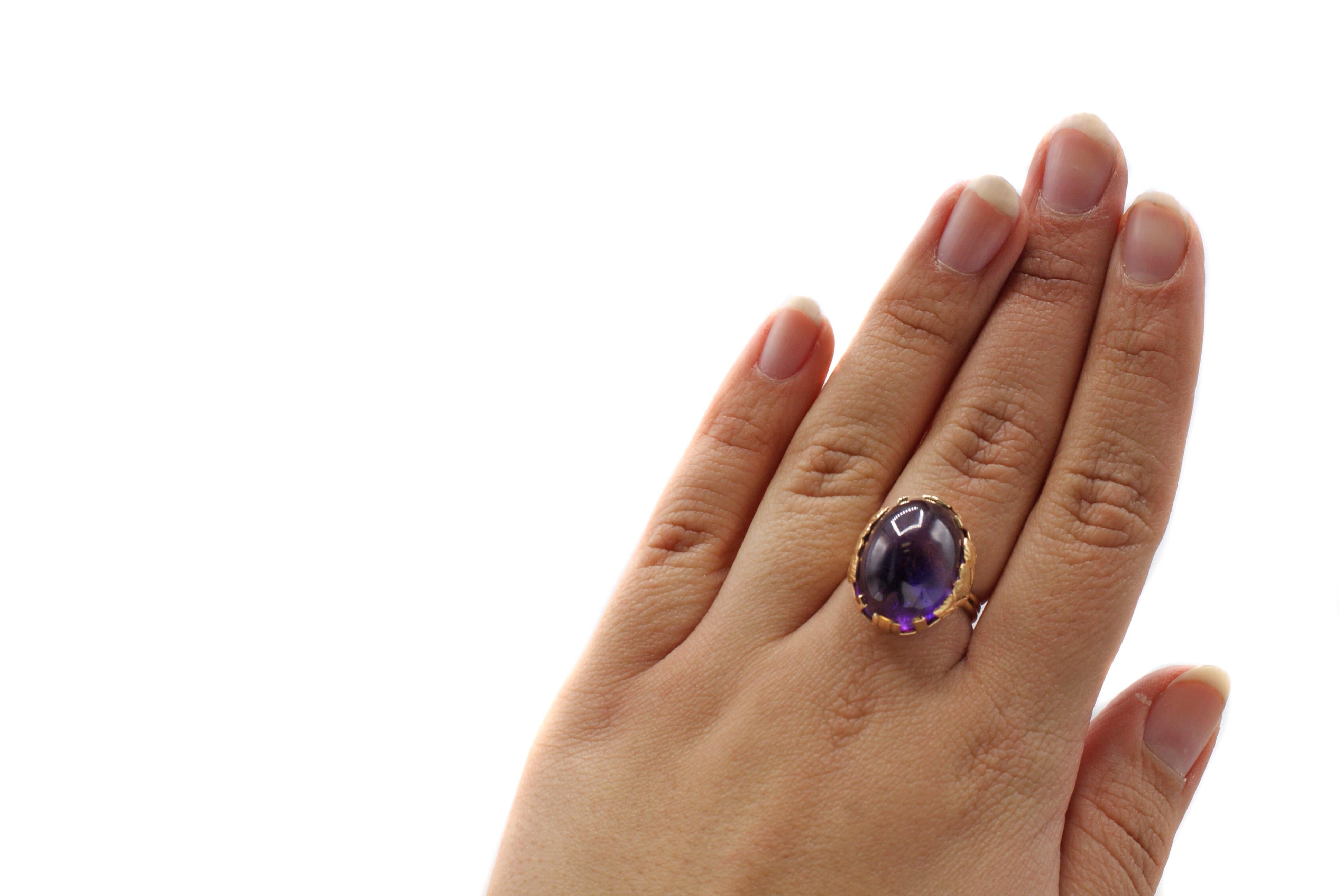 Art Deco 20 Carat Amethyst Cabochon Gold Ring In Excellent Condition In New York, NY