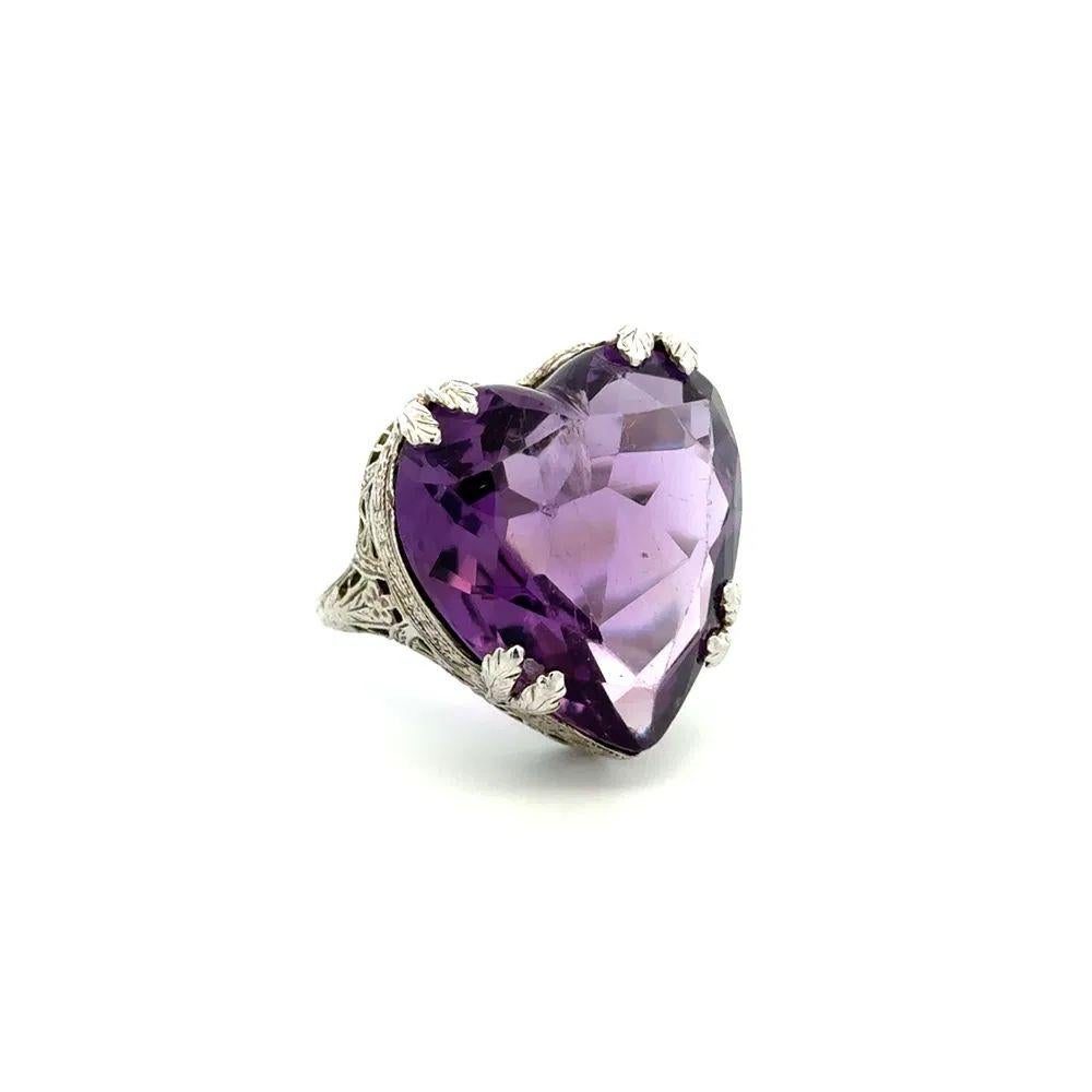 Sencillamente hermoso Anillo solitario de oro Art Decó con amatista en forma de corazón. Firmemente engastada a mano con una amatista de 20 quilates. Mide aprox. 1,1