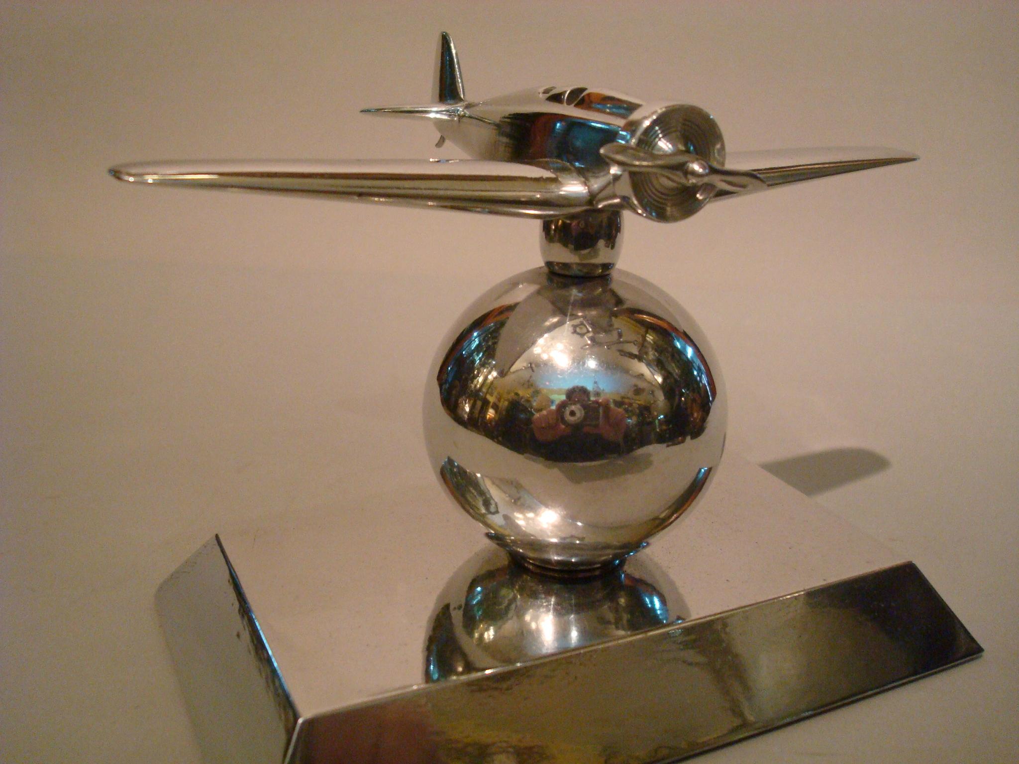 Art Deco / mid-20 century airplane fighter over the world paperweight, 1930s
aluminium Art Deco / streamlined aviation paperweight. Lovely desk size. A perfect gift.