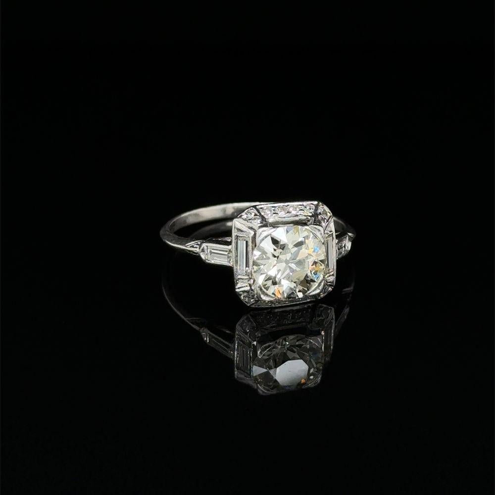Einfach schön! Art Deco Diamond Platinum Solitaire Vintage Statement Ring. In der Mitte ein sicher eingebetteter, von Hand gefasster 2.00-Karat-Diamant im alten europäischen Schliff. Umgeben von Diamanten im Baguetteschliff und im Einzelschliff, die