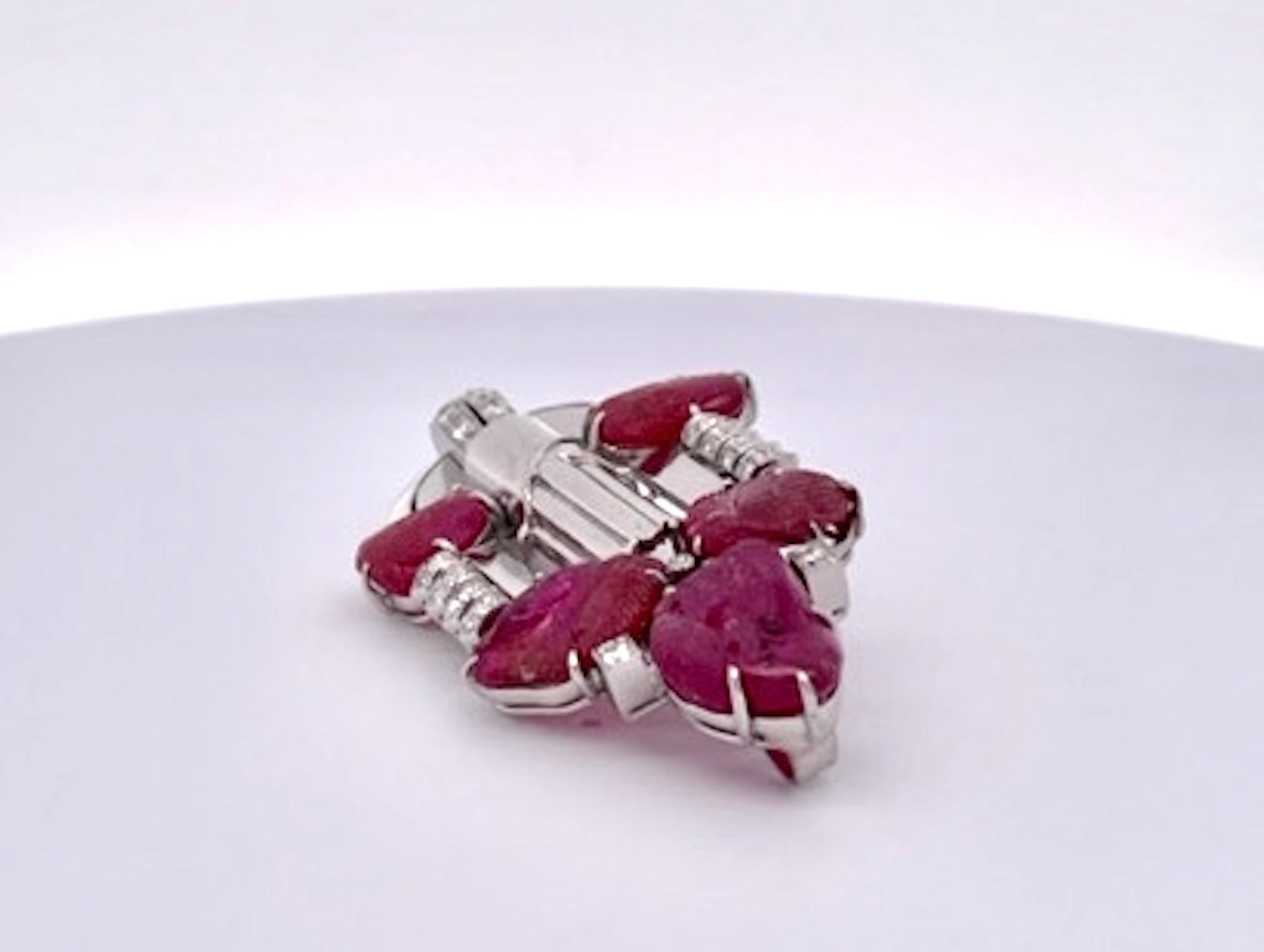 Taille française Broche Art déco en rubis sculpté et diamants de 20,00 carats   en vente