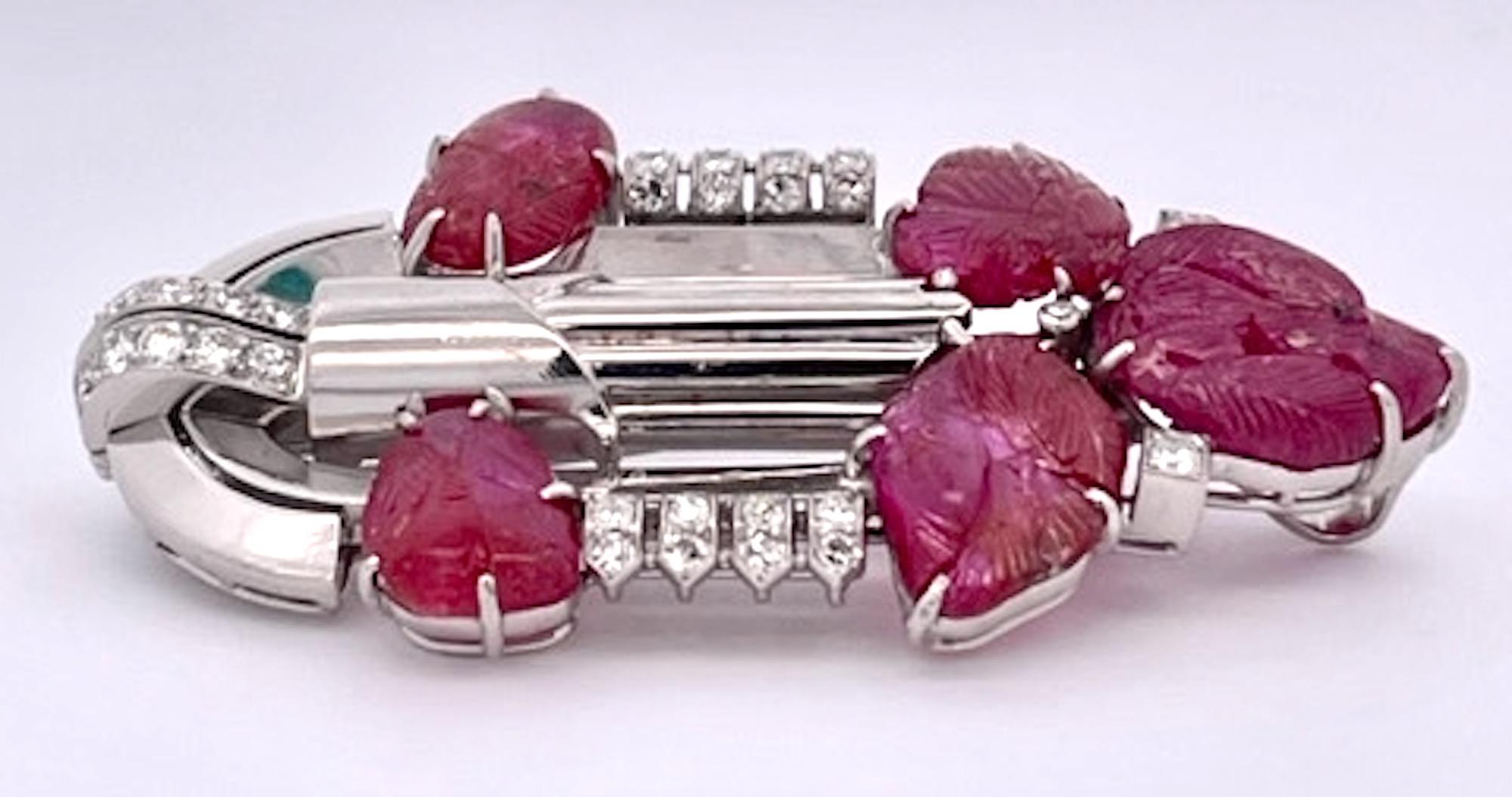 Art Deco 20,00 Karat geschnitzte Rubin-Diamant-Brosche   im Zustand „Gut“ im Angebot in North Hollywood, CA
