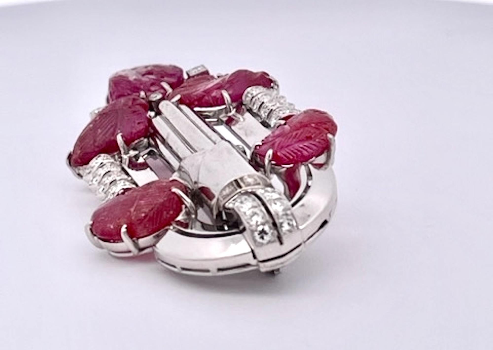 Broche Art déco en rubis sculpté et diamants de 20,00 carats   en vente 1