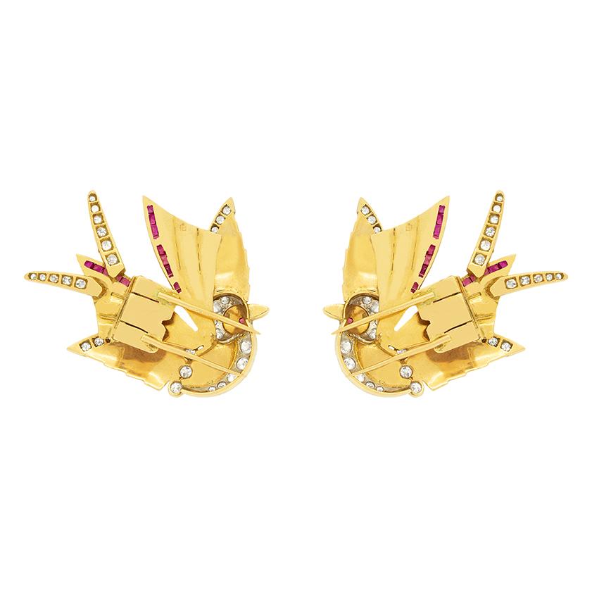 Fechados en la década de 1920, este par de broches de pájaros son realmente únicos. Un total de 1,00 quilates de diamantes talla antigua y 0,50 quilates de rubíes adornan cada ave, dándoles vida. Elaboradas a mano en oro amarillo de 18 quilates y