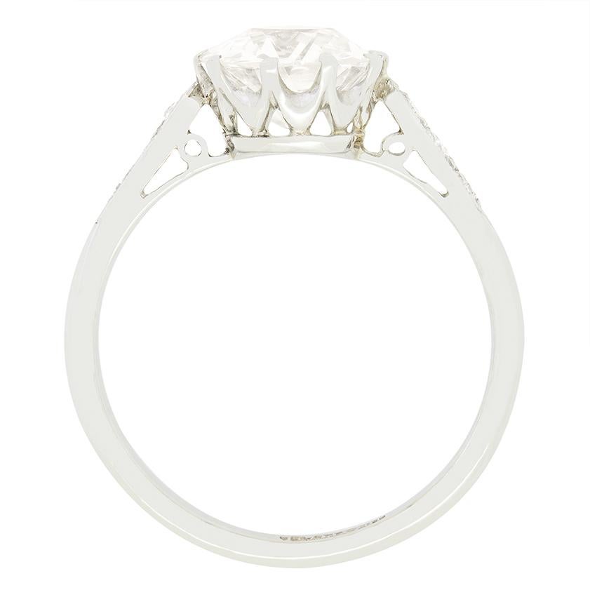 Risalente agli anni '20, questo anello solitario Art Deco è un classico senza tempo, con al centro uno scintillante diamante taglio Old. Con un peso di ben 2,00 carati, il diamante ha una gradazione stimata di colore I e di purezza SI1. Su ogni