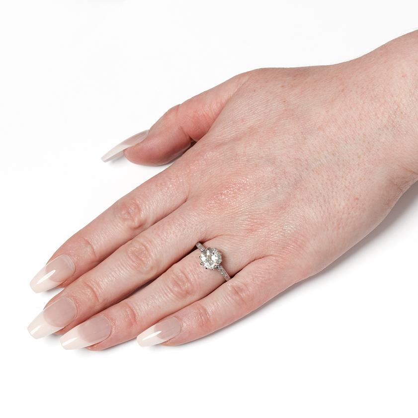 Anello solitario con diamante Art Deco da 2,00 carati, anni '20 ca. In condizioni buone in vendita a London, GB