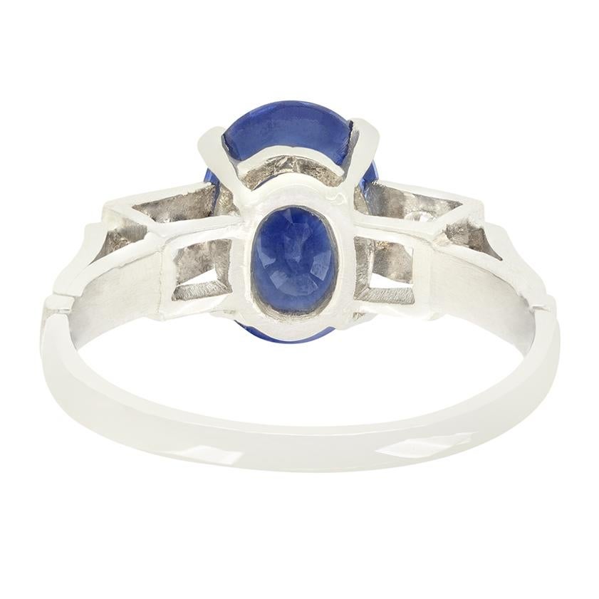 Taglio ovale Anello a tre pietre con zaffiro e diamante da 2,00ct in stile Art Deco, 1920 ca. in vendita