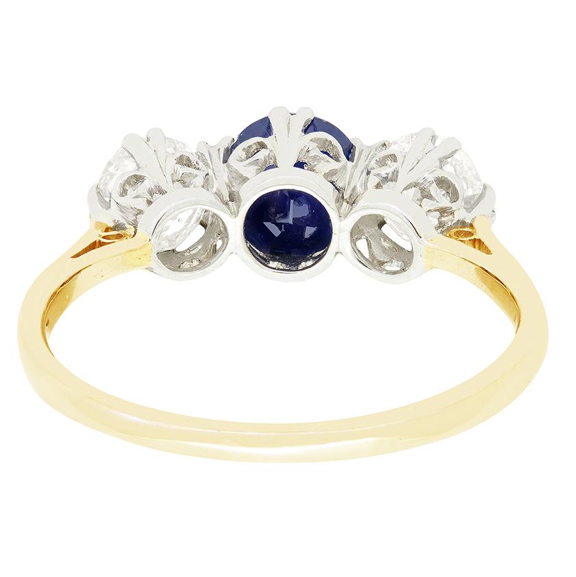 Taglio ovale Anello a trilogia di zaffiri e diamanti Art Deco da 2,00 carati, 1920 ca. in vendita