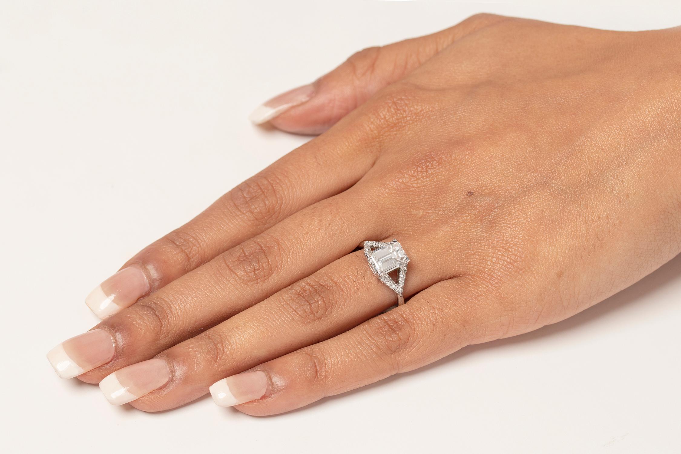 Art Deco 2.01 Carat Emerald Cut Diamond Engagement Ring, circa 1920s For Sale 4