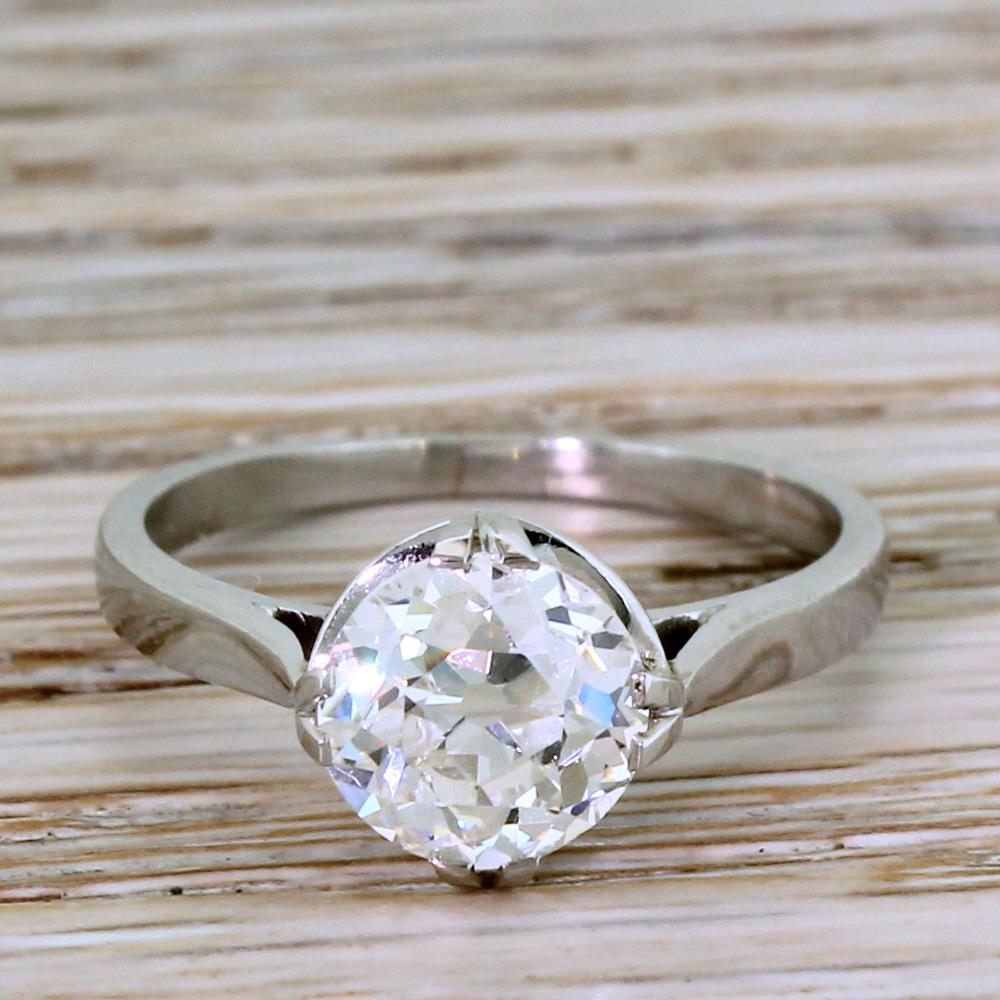 It’s almost impossible finding antique diamonds and high quality as this. The old European cut – graded by IGI, Antwerp as G colour, VS2 clarity – is utterly glowing with fire and brilliance. The stones is secured by four split claws at the the