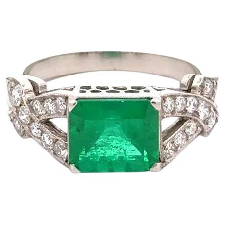 Anillo de cóctel Art Decó en platino con esmeralda y diamantes de 2,05 quilates