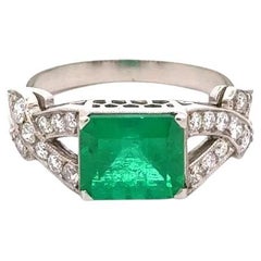 Anillo de cóctel Art Decó en platino con esmeralda y diamantes de 2,05 quilates
