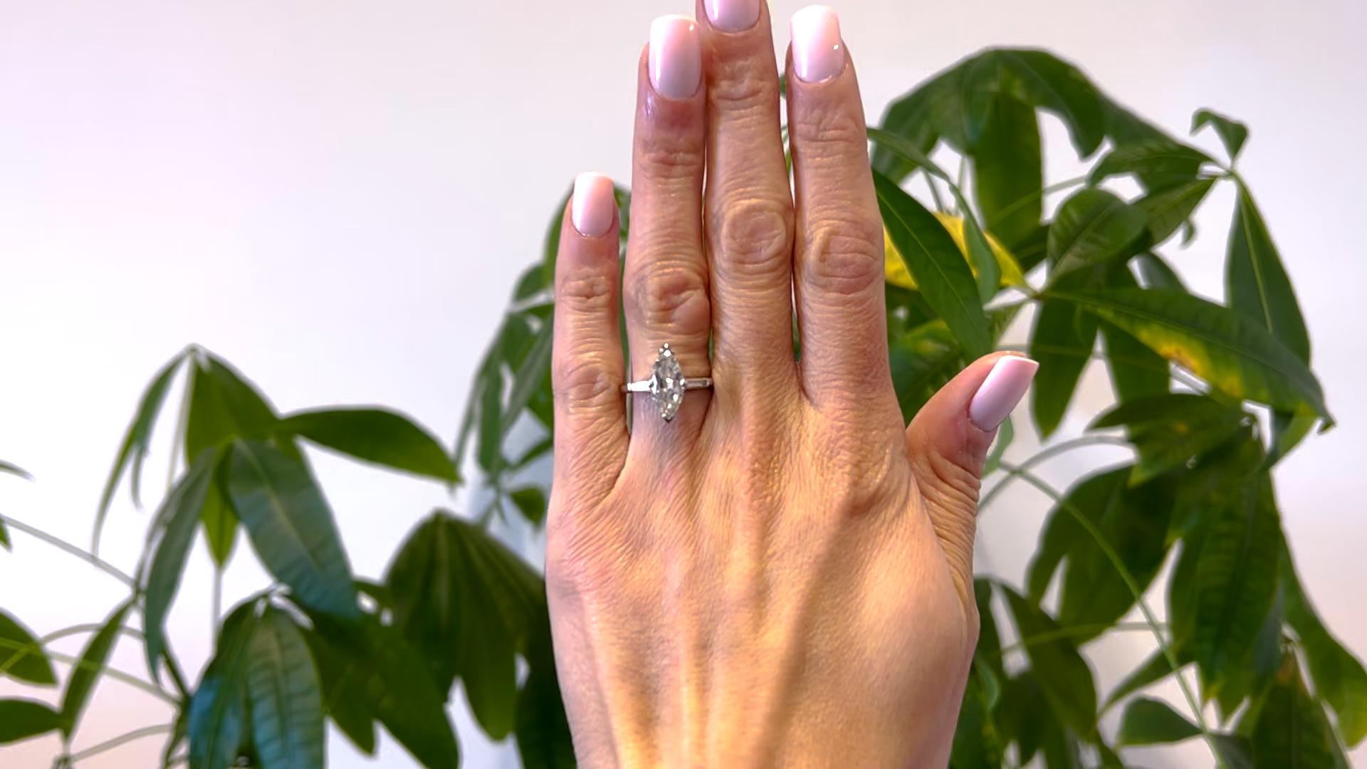 Eine Art Deco 2,06 Karat Marquise Cut Diamond Platinum. Mit einem GIA-Diamanten im Marquiseschliff von 2,06 Karat, begleitet von der GIA-Nummer 5231092406, die besagt, dass der Diamant die Farbe M, VS2 hat. Akzentuiert durch zwei Diamanten im