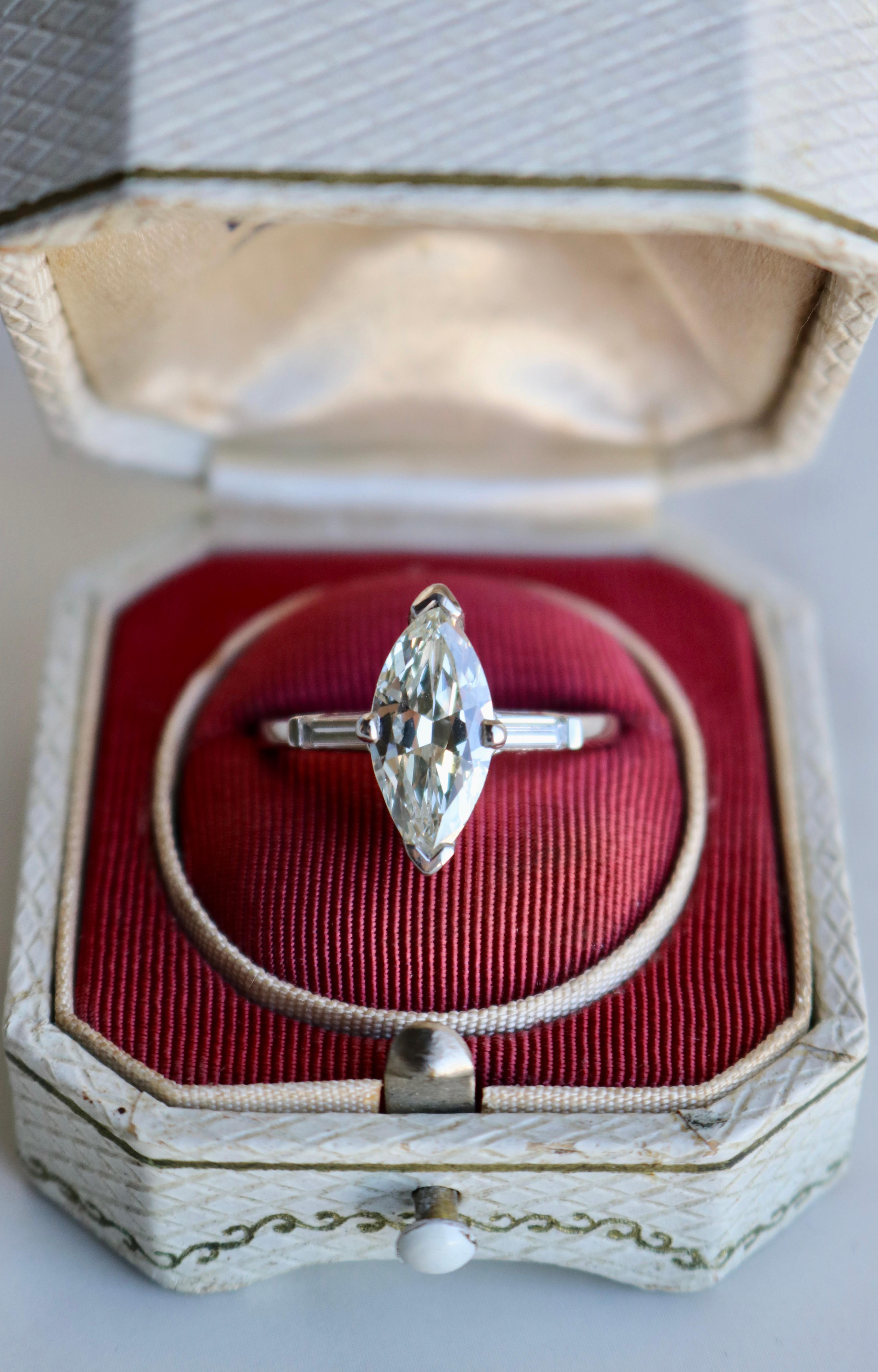 Platin mit 2,06 Karat Diamant im Marquise-Schliff im Art déco-Stil für Damen oder Herren