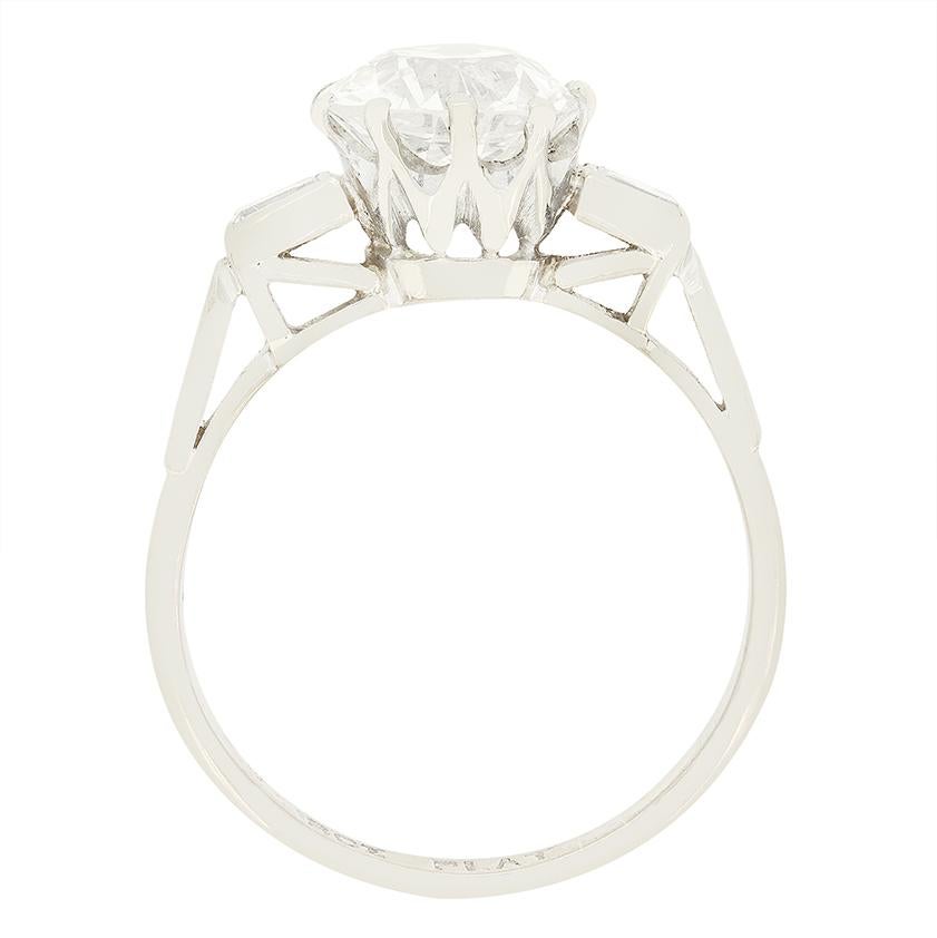 Au cœur de cette bague solitaire Art déco intemporelle se trouve un superbe diamant taille ancienne de 2,09 carats. Le diamant brille d'une couleur I et d'une pureté SI1. Il est serti dans du platine pour mettre en valeur sa blancheur. Flanquant le