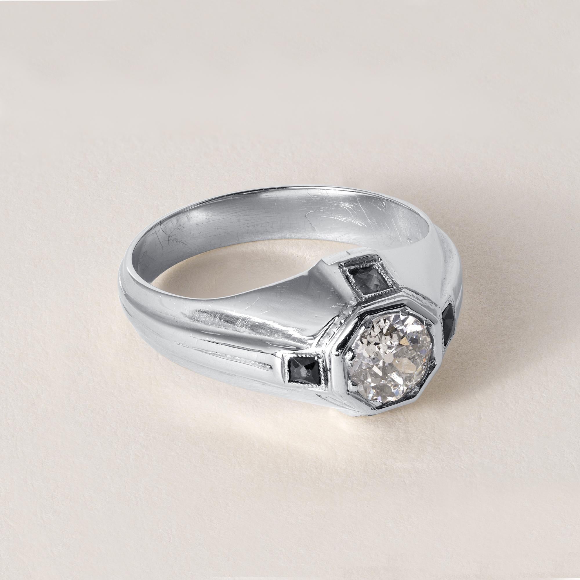 Il s'agit d'une bague en diamant de style art déco
Circa 1920's
Détails :
Diamant européen ancien de 0,70 carat
F/G I1
Inclusions éparses dans le diamant, faces vers le haut propres à l'œil.
Quatre saphirs bleus (de laboratoire) de taille française