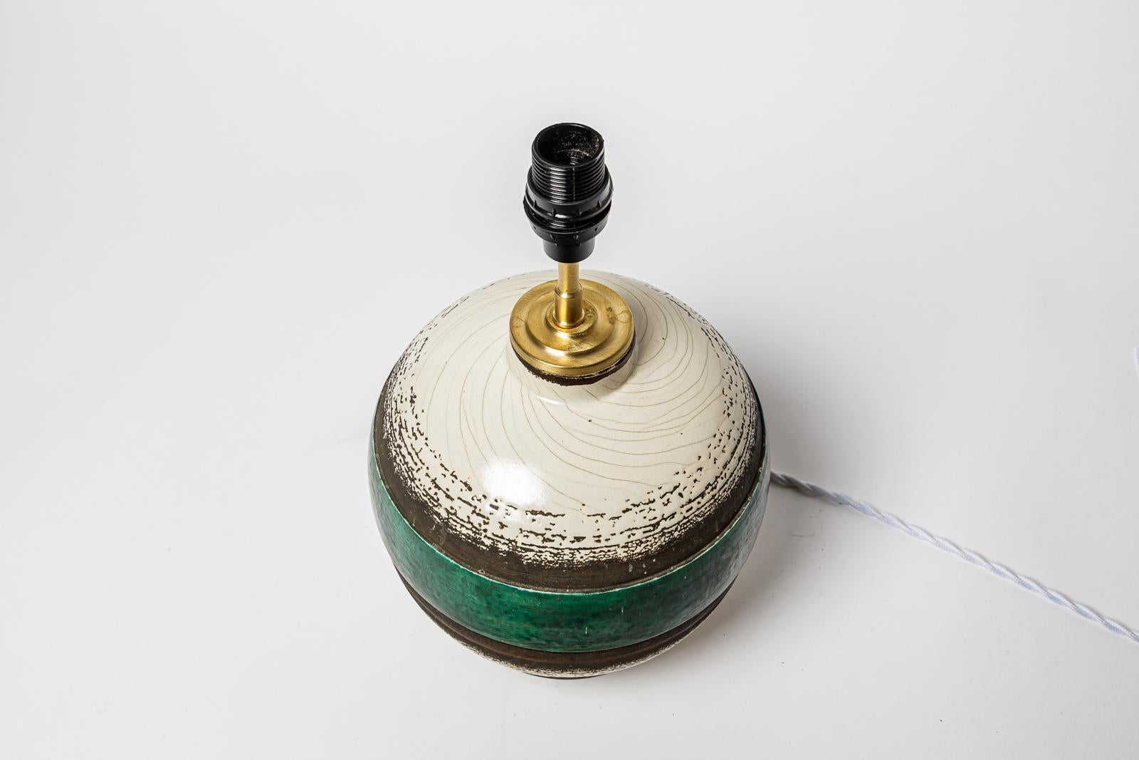 Français Lampe de table Art déco du 20ème siècle en céramique blanche et verte par Keramos 1930 en vente
