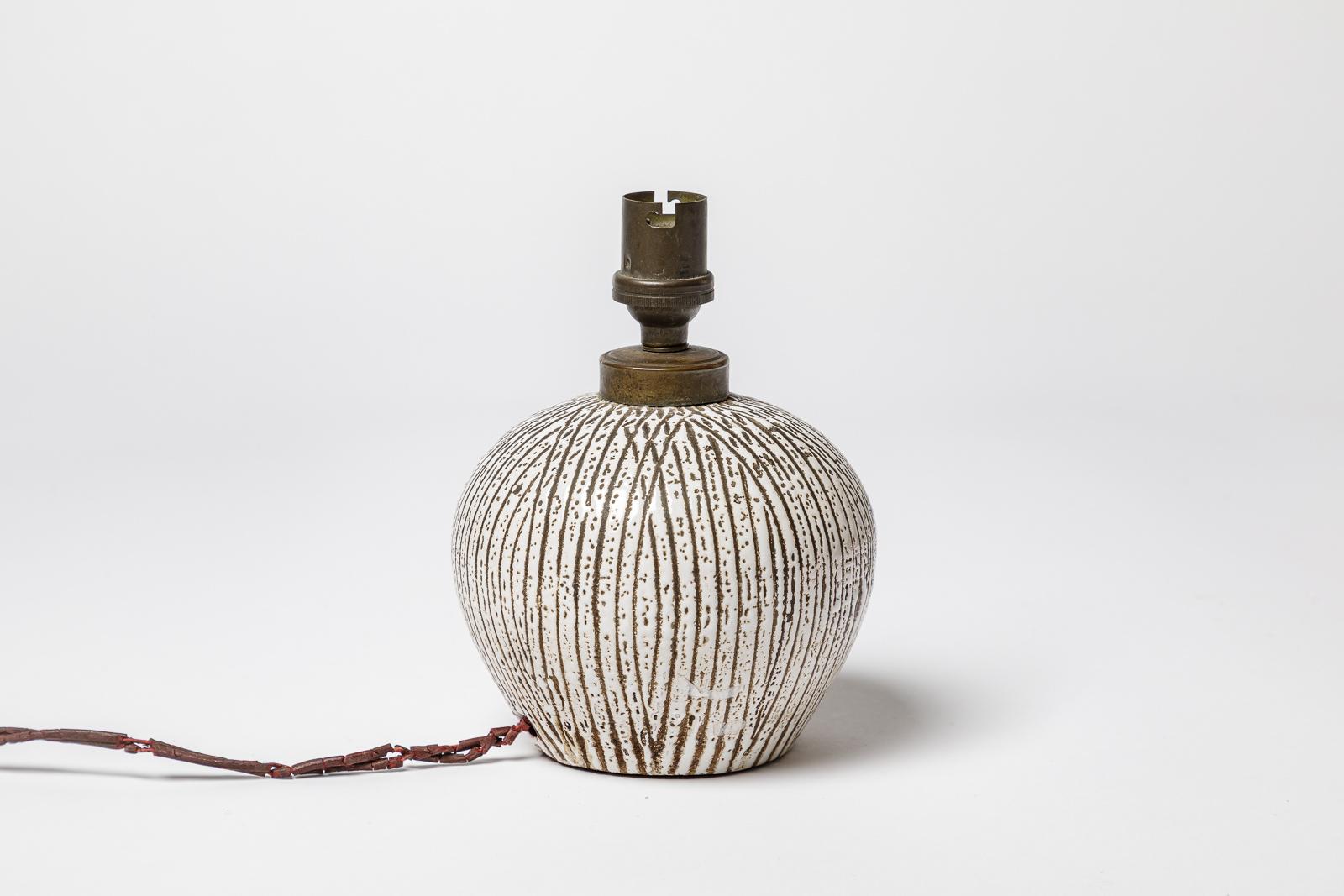 Français Lampe à poser art déco 20e siècle en céramique desin blanche et noire style Besnard en vente