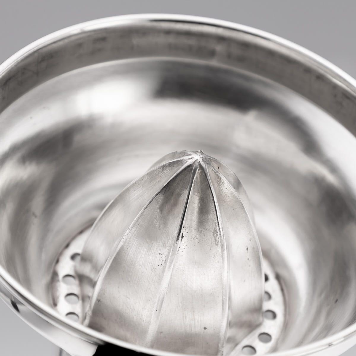 Art Deco 20th Century English Solid Silver Cocktail Shaker, Sheffield c.1937 For Sale 3