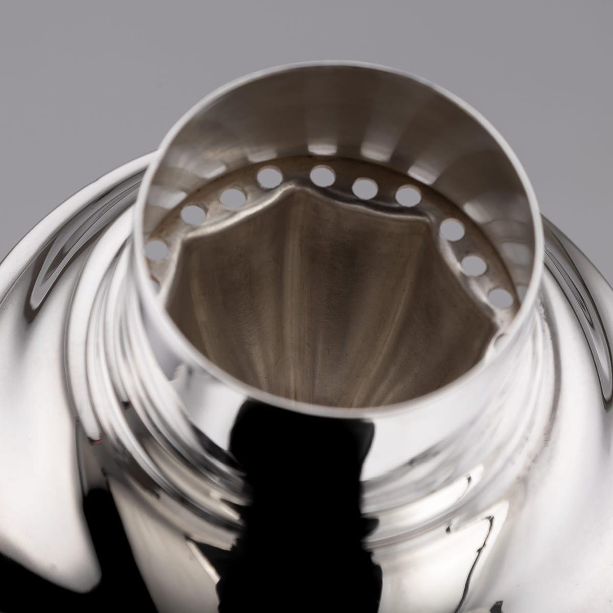 Art Deco 20th Century English Solid Silver Cocktail Shaker, Sheffield c.1937 For Sale 4