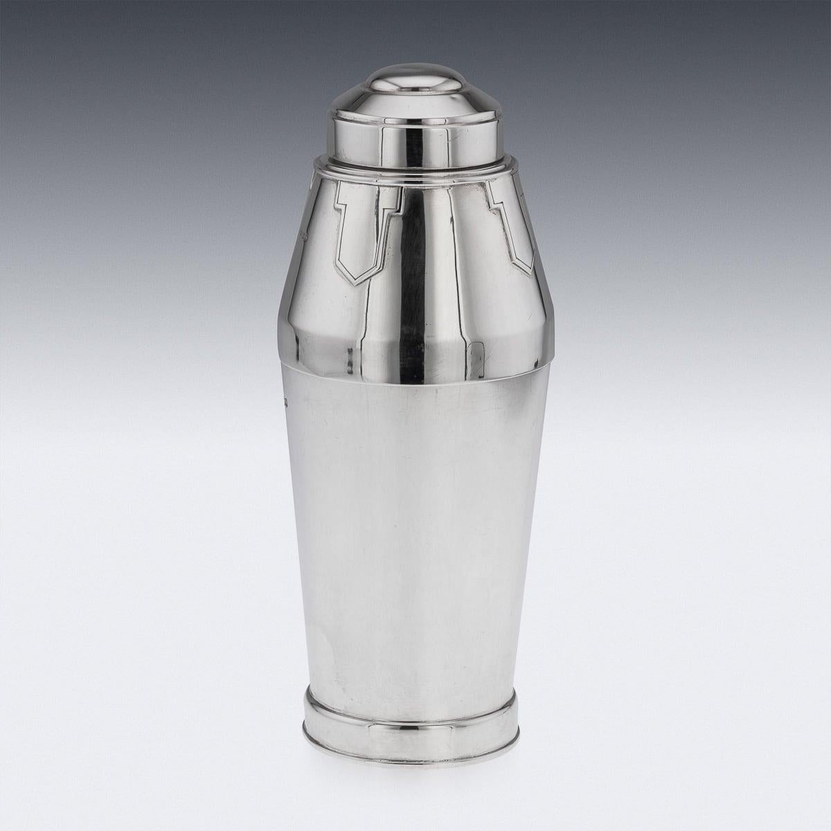 Art Deco 20th Century English Solid Silver Cocktail Shaker, Walker & Hall c.1939 In Good Condition For Sale In Royal Tunbridge Wells, Kent