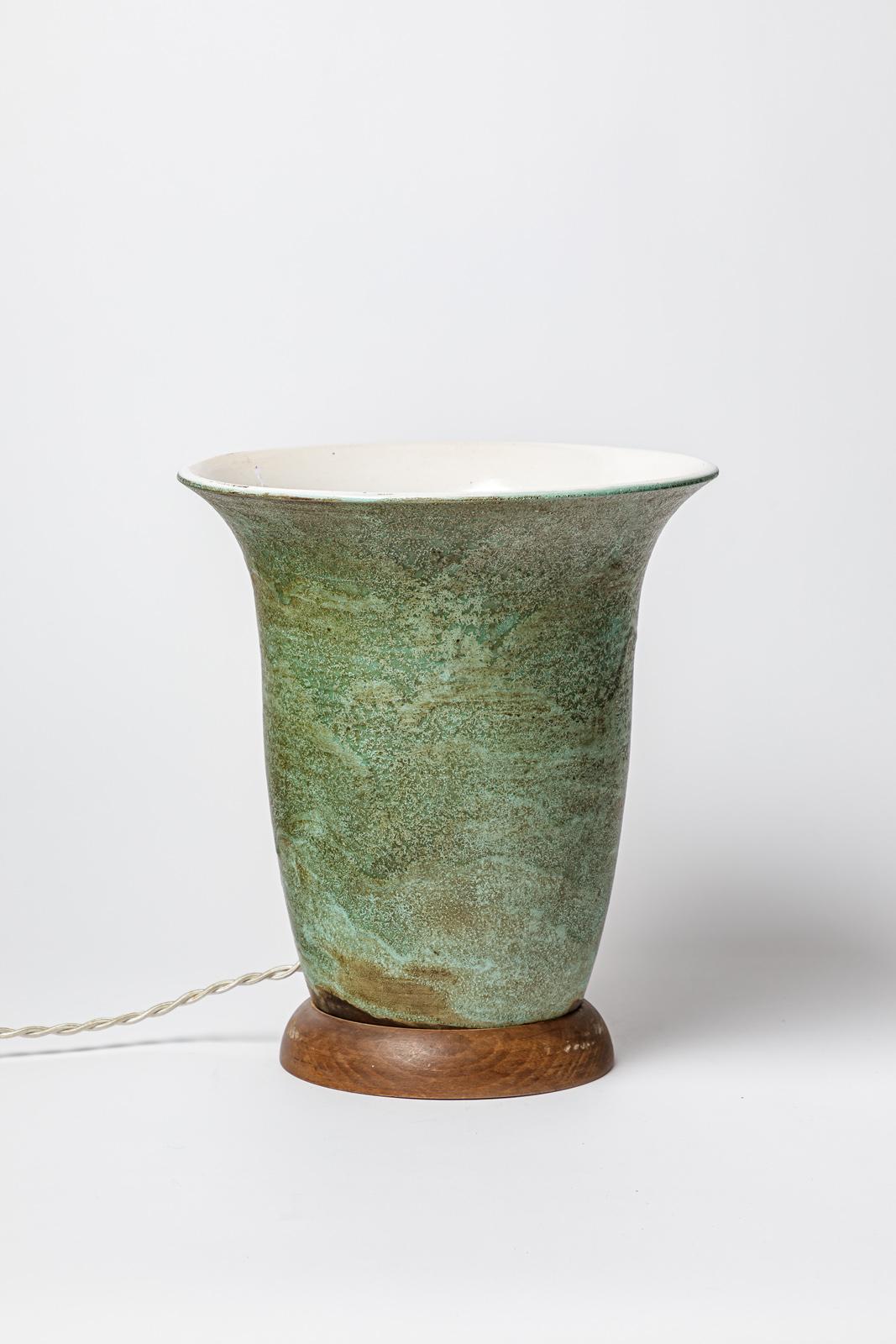 Dans le style de Jean Besnard 

grande lampe de table en céramique art déco

couleur de la glaçure céramique verte

original en parfait état

Hauteur 30 cm
Grand 26 cm

