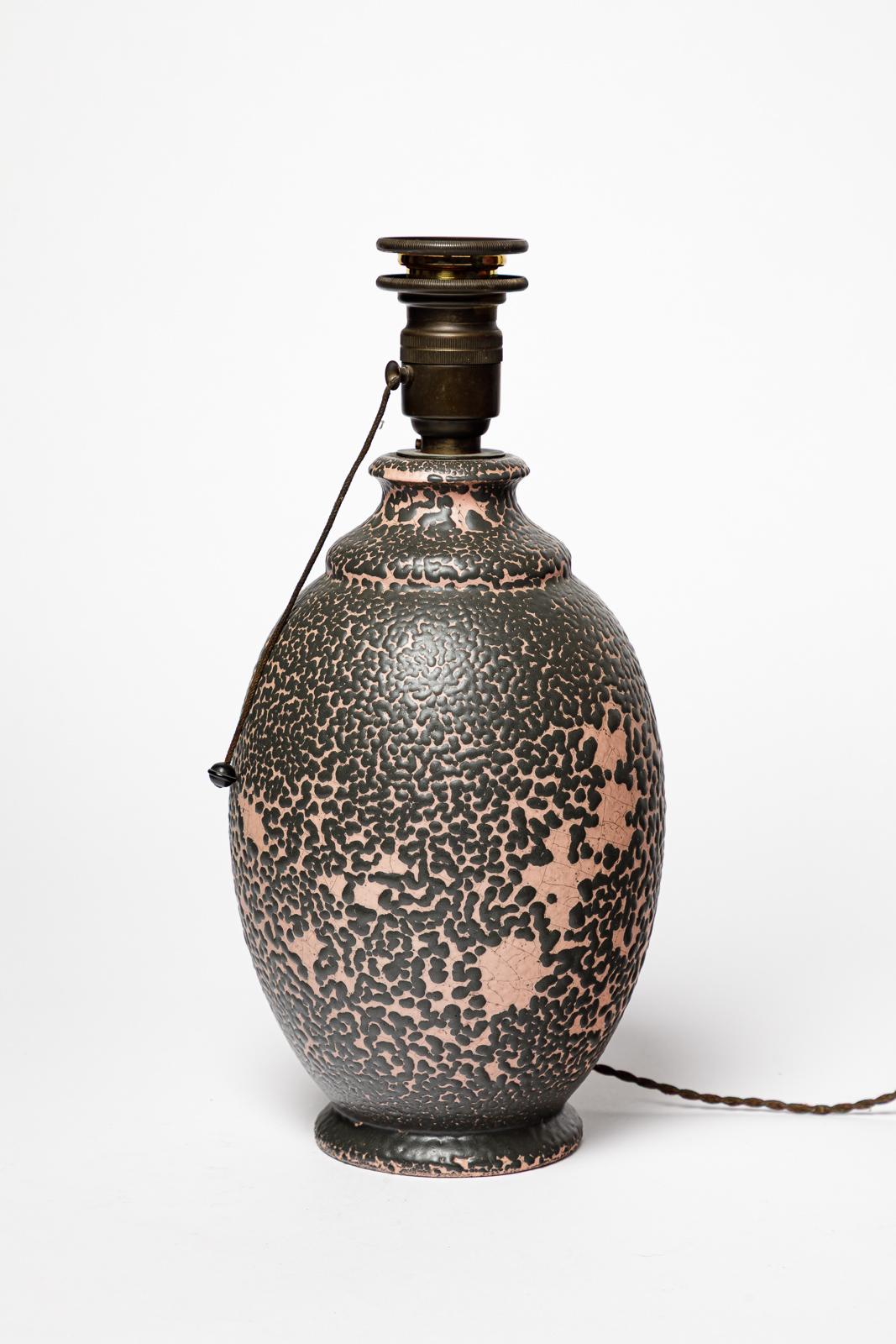 Français Lampe de table Art déco 20e siècle en céramique rose et noire par GAM 1930 en vente
