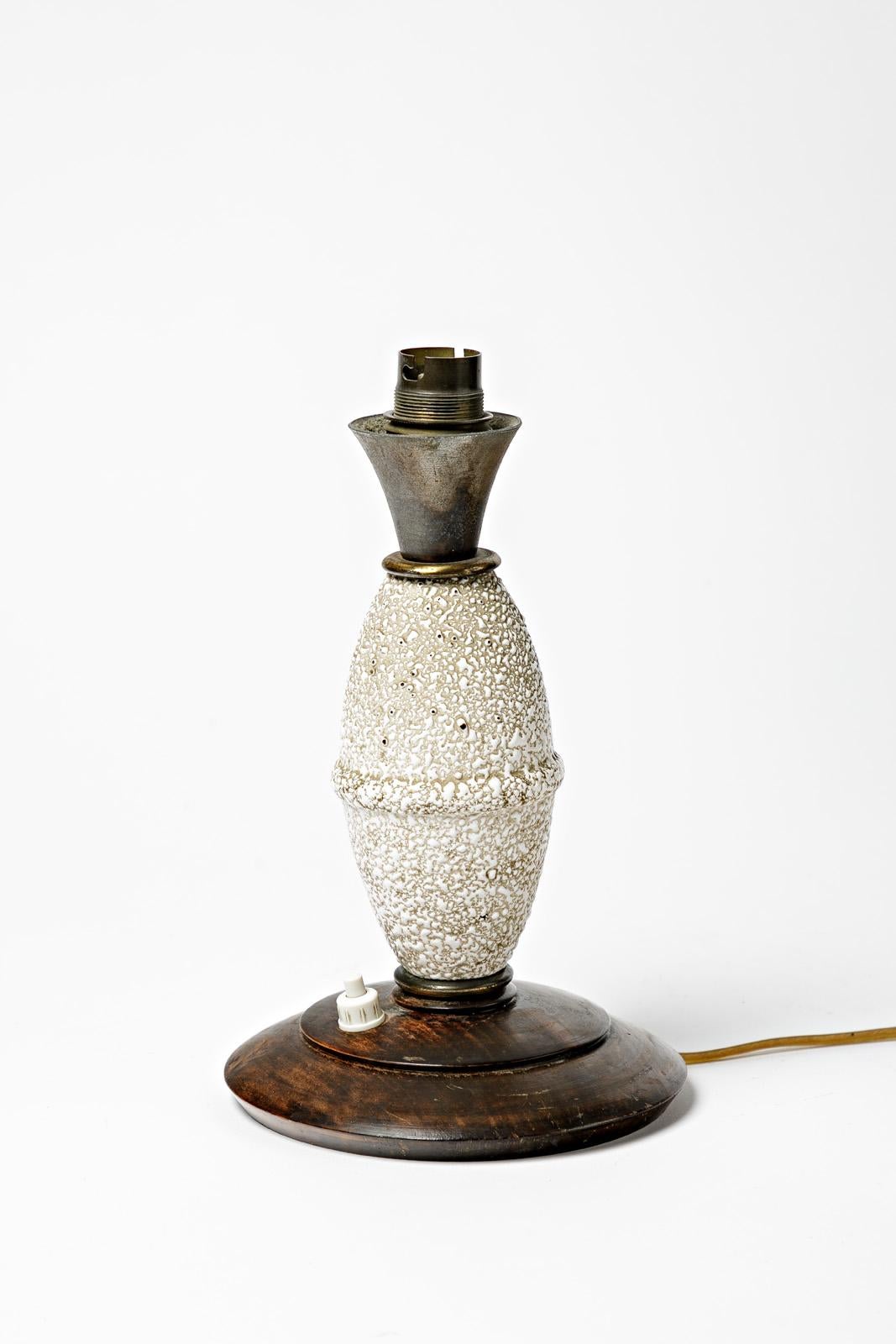 Lámpara de Sobremesa Art Decó del Siglo XX de Madera y Cerámica Blanca Estilo de Jean Besnard Francés en venta