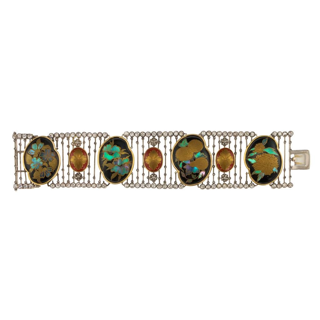 French Art Deco exquisite 18k gold-mounted, diamonds & lacquer bracelet, mounted with Japanese lacquered panels, painted with gold and inlaid with carved abalone, edges adorned with diamonds (approx 0.10 each). Hallmarked with indistinct French
