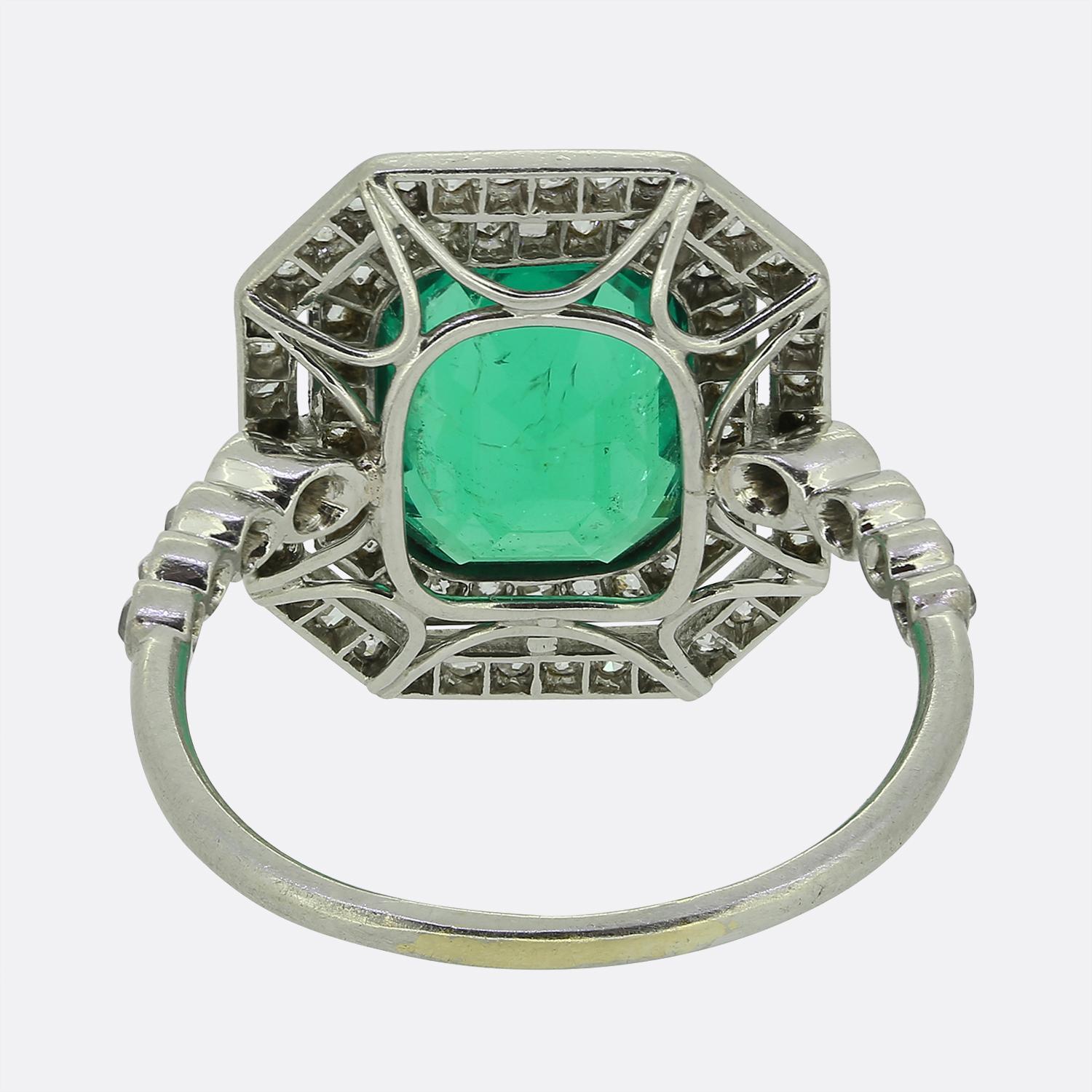 Taglio smeraldo Anello Art Deco con smeraldo colombiano e diamanti da 2.10 carati in vendita