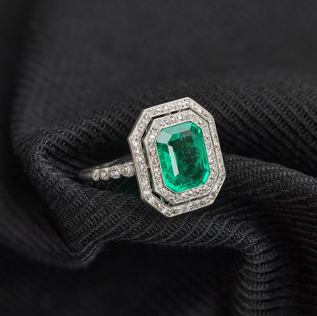 Art Deco 2.10 Carat Colombian Emerald and Diamond Ring In Good Condition For Sale In London, GB