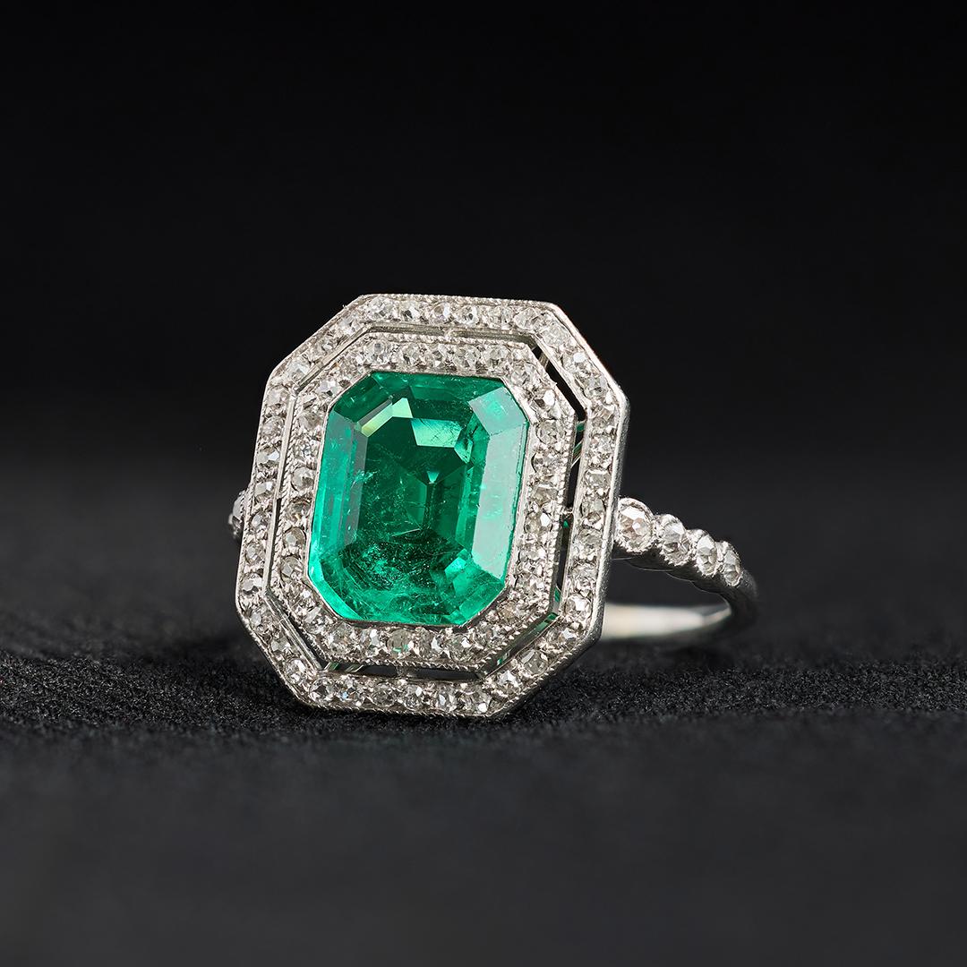 Women's or Men's Art Deco 2.10 Carat Colombian Emerald and Diamond Ring For Sale