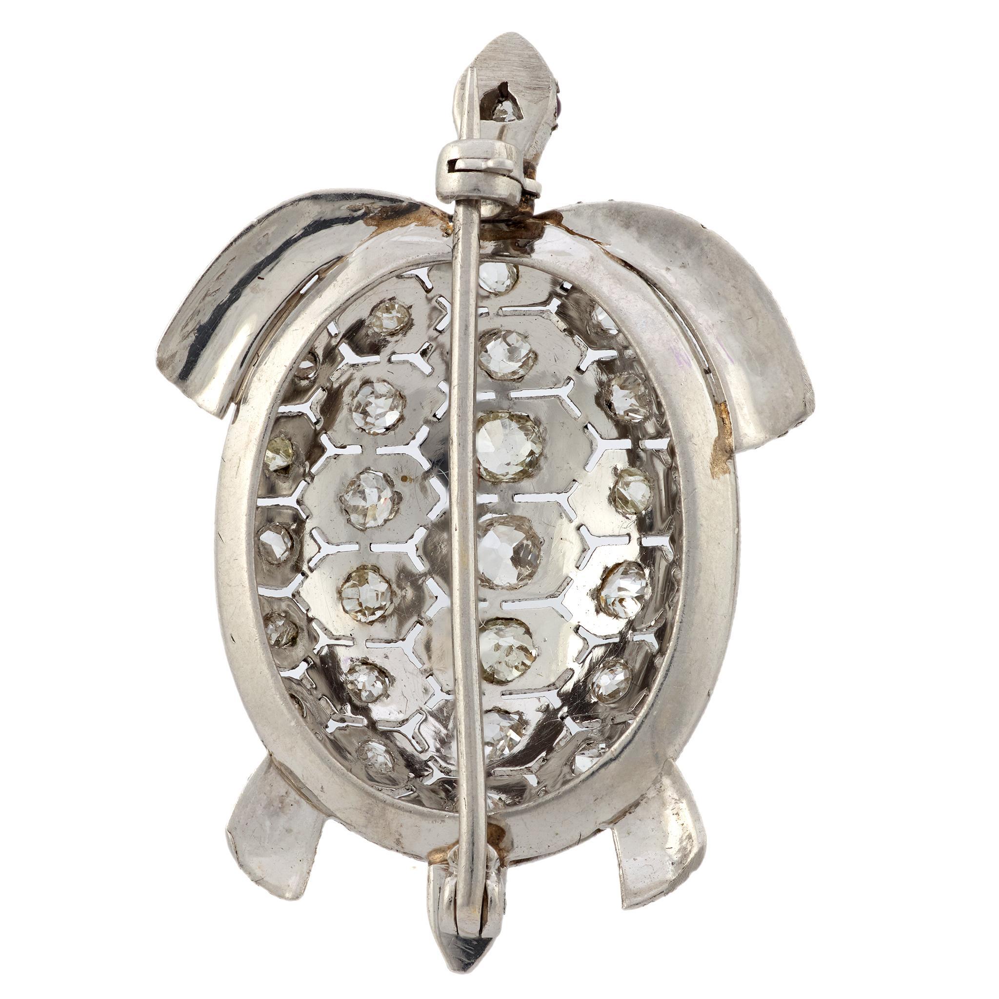 Art Déco Spilla tartaruga Art Deco in platino con diamante e rubino da 2,10 carati in vendita