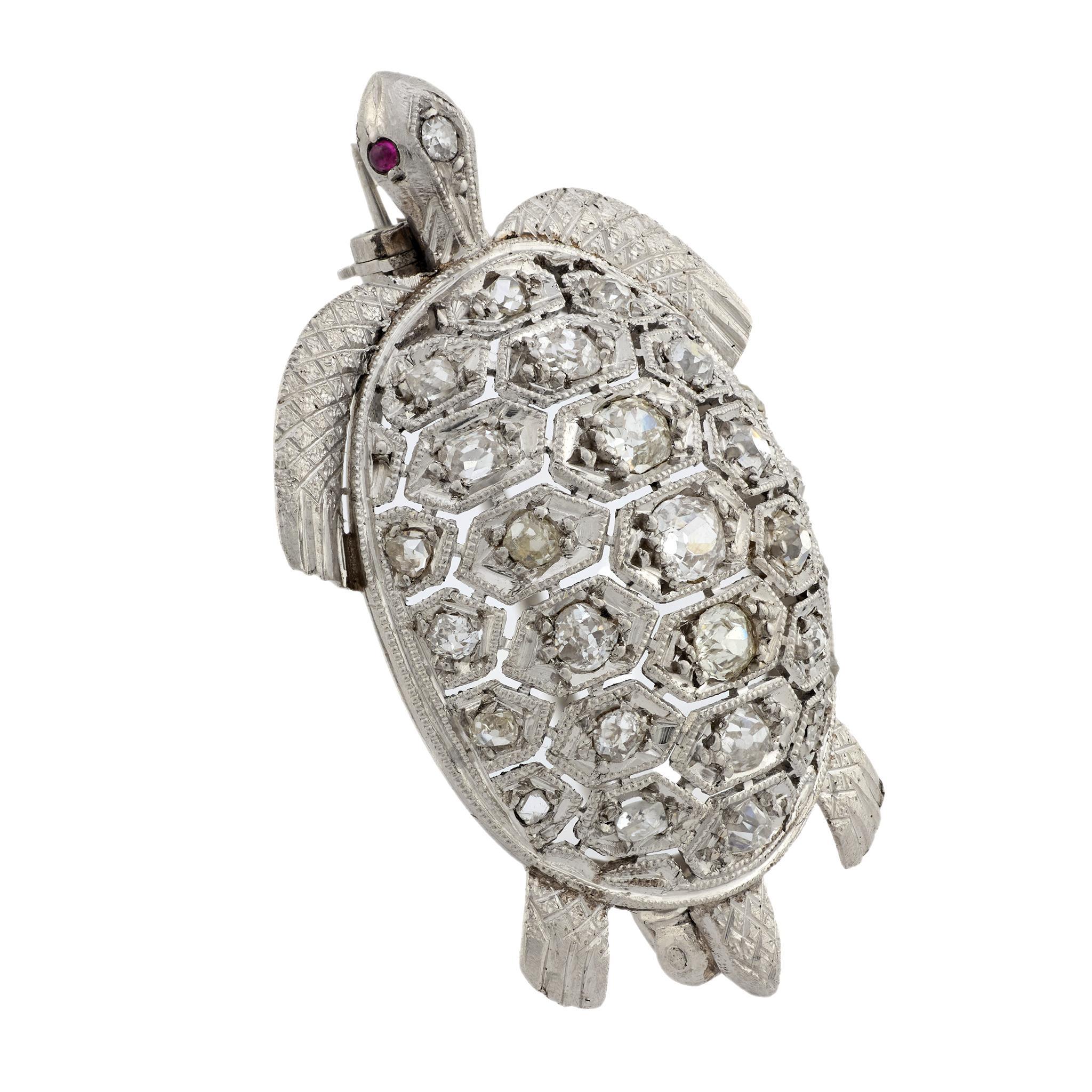 Taglio antico europeo Spilla tartaruga Art Deco in platino con diamante e rubino da 2,10 carati in vendita