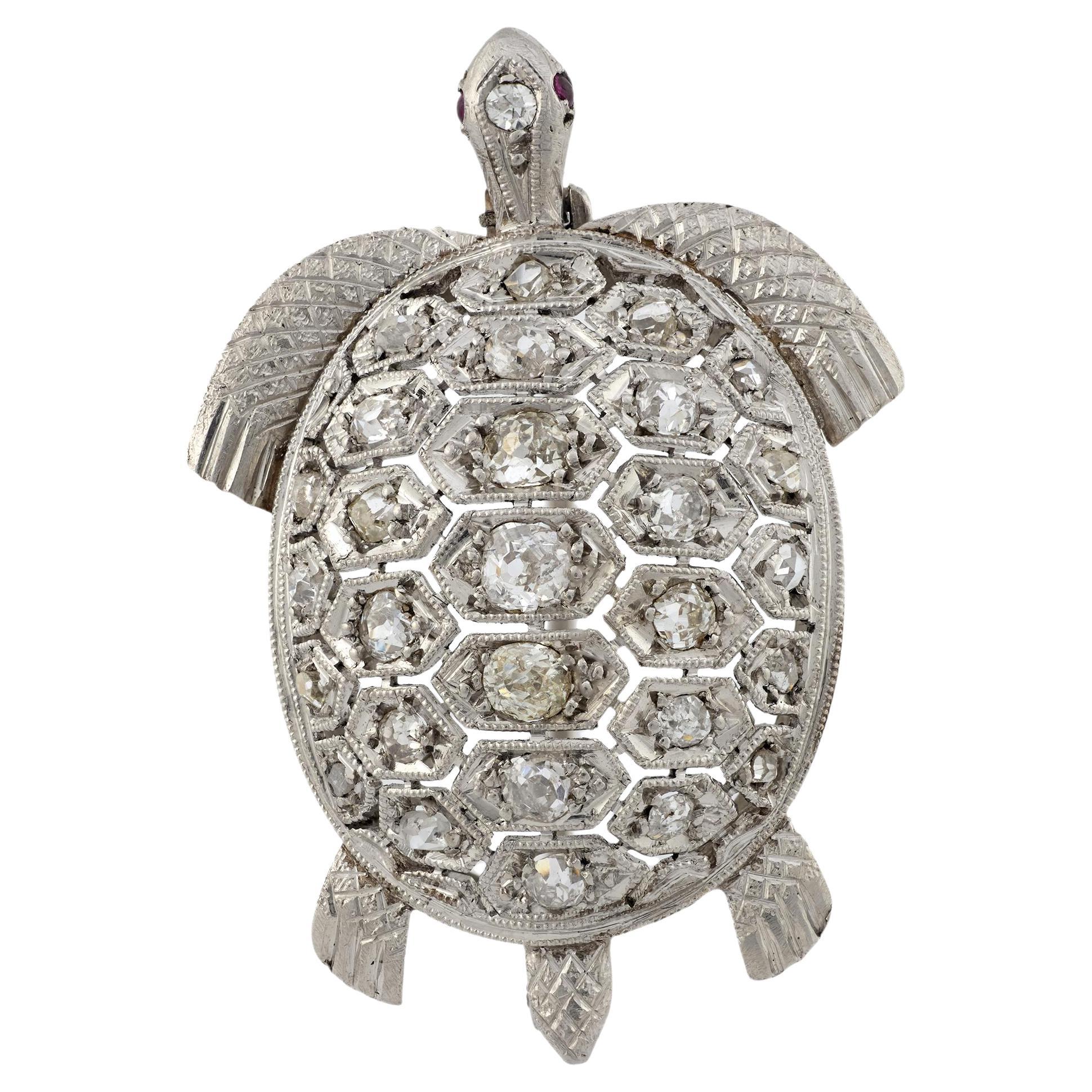 Spilla tartaruga Art Deco in platino con diamante e rubino da 2,10 carati in vendita