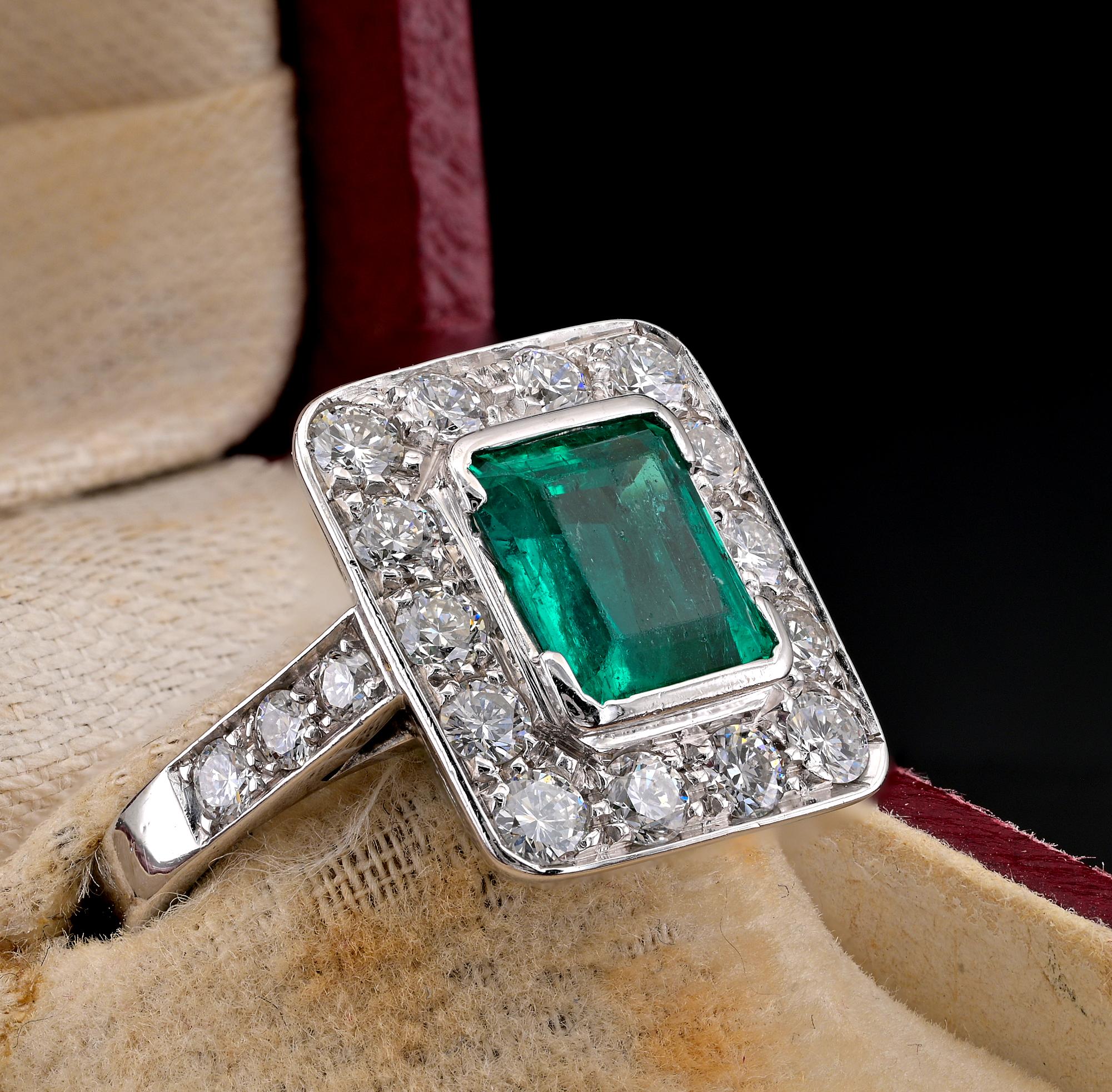 Art Deco 2.10 Ct Colombian Emerald 1.80 Ct Diamond 18 KT Ring In Good Condition For Sale In Napoli, IT