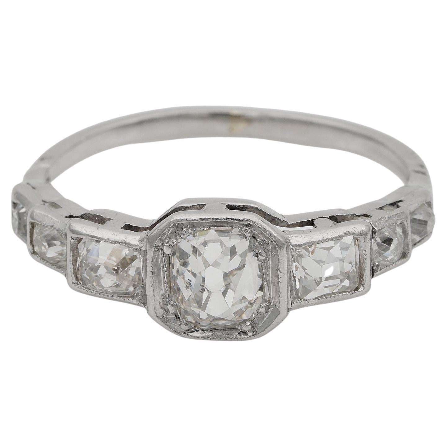 Art Deco 2.10 Ct Old Mine Diamond Seven Stone Platinum Ring (bague en platine à sept pierres)