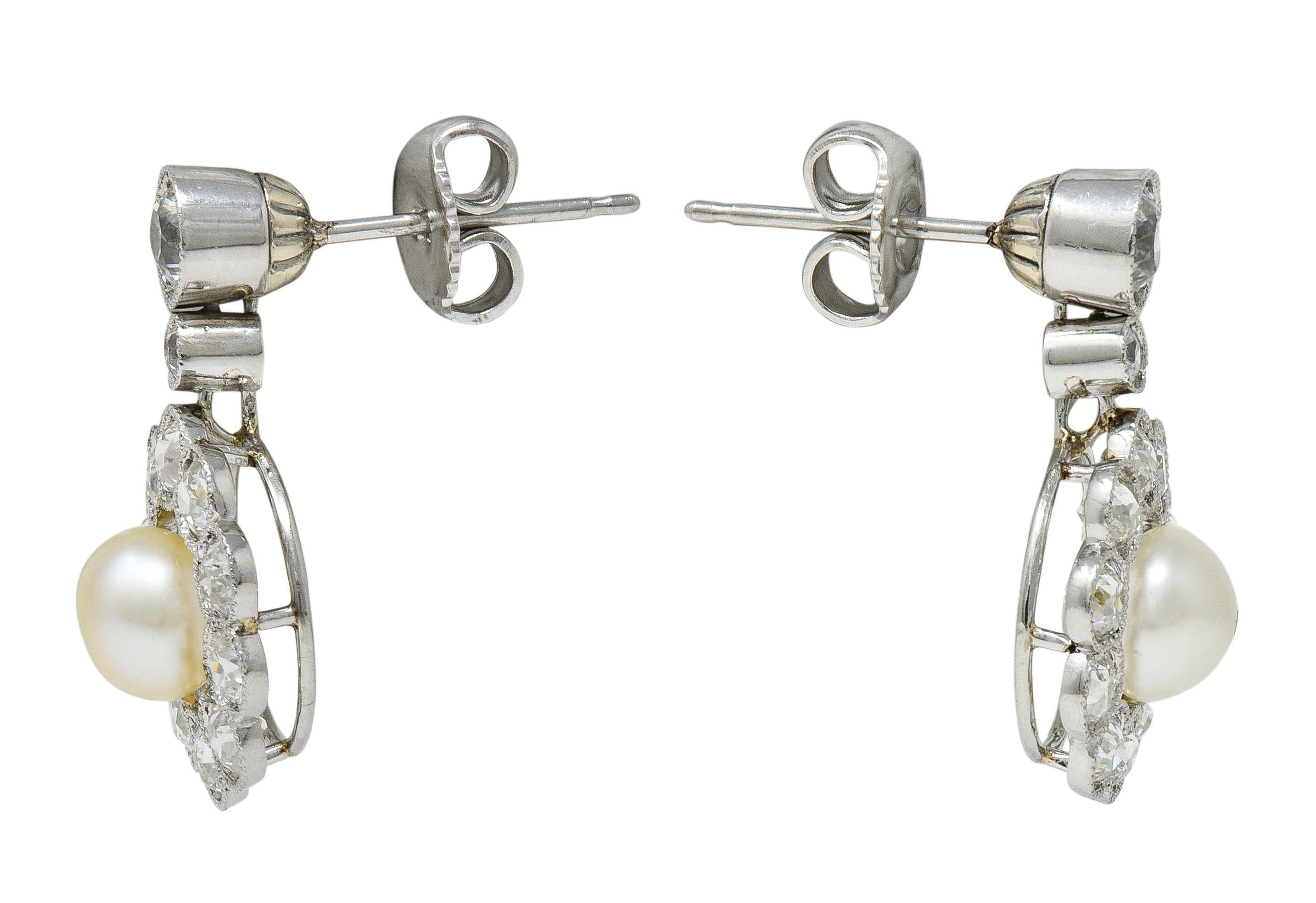 Art Deco 2.16 CTW Diamond Pearl Platinum Vintage Halo Drop Earrings Art Decó en venta