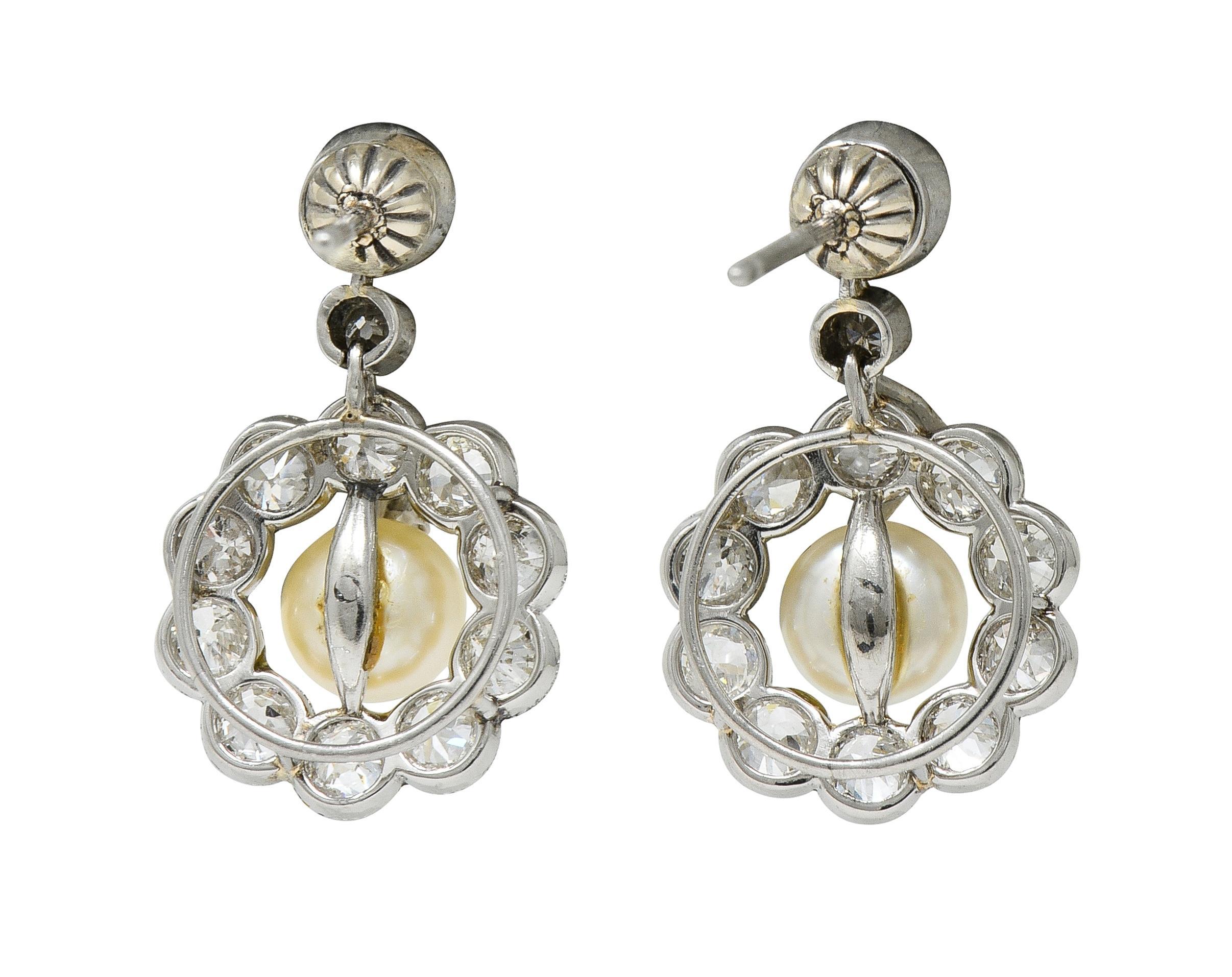Art Deco 2.16 CTW Diamond Pearl Platinum Vintage Halo Drop Earrings Talla antigua en venta