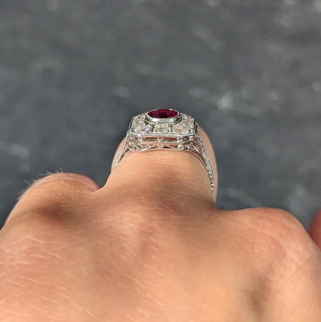 Art Decó 2.18 CTW Sin Calor Rubí Diamante Platino Anillo Halo Foliado Vintage GIA en venta 5