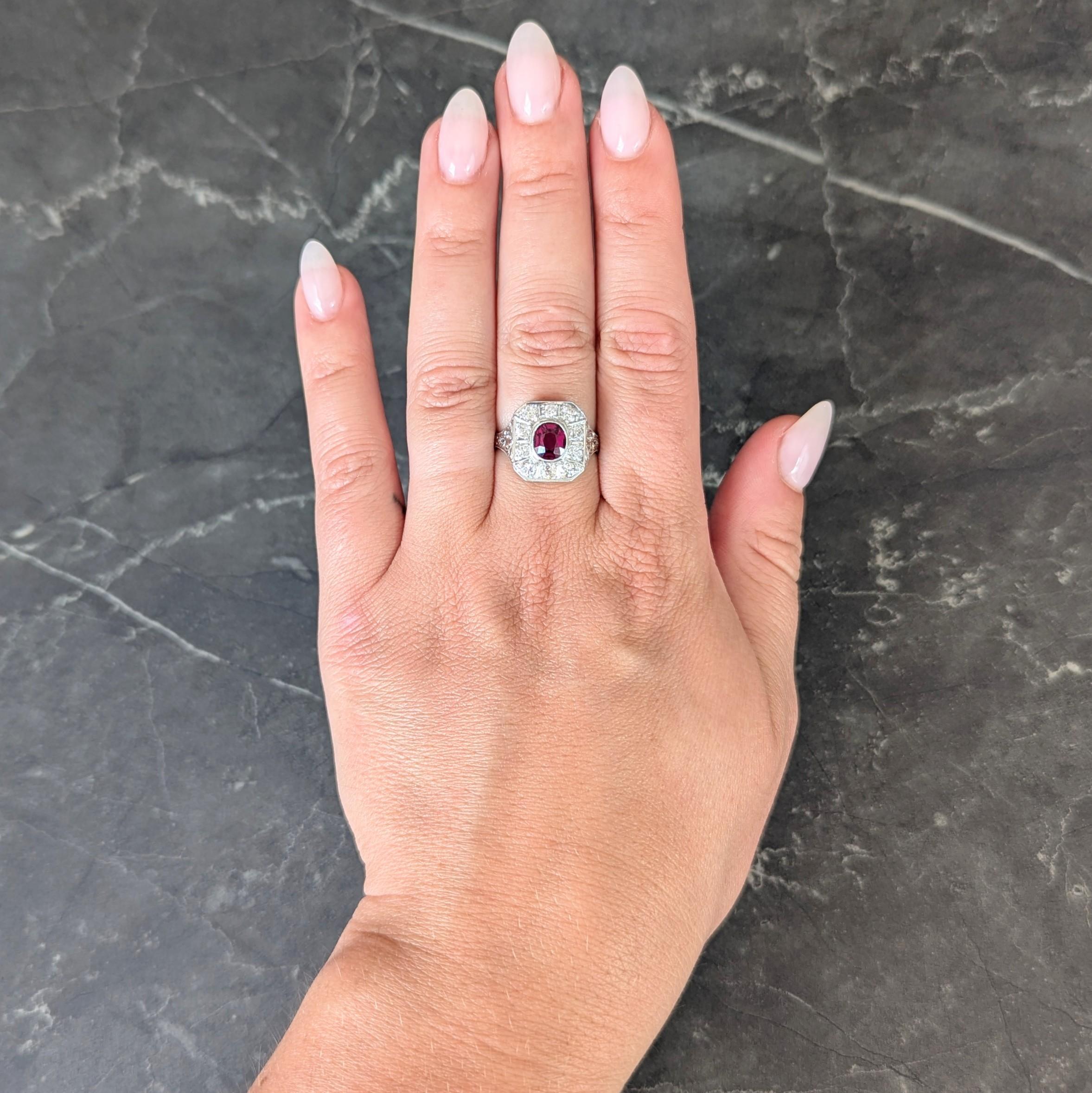 En el centro un rubí talla cojín de 1,30 quilates - transparente de color rojo violáceo medio
Bisel engastado en una cabeza de forma octogonal engastada con un halo de diamantes talla europea antigua
Flanqueado por un hombro y una galería perforados