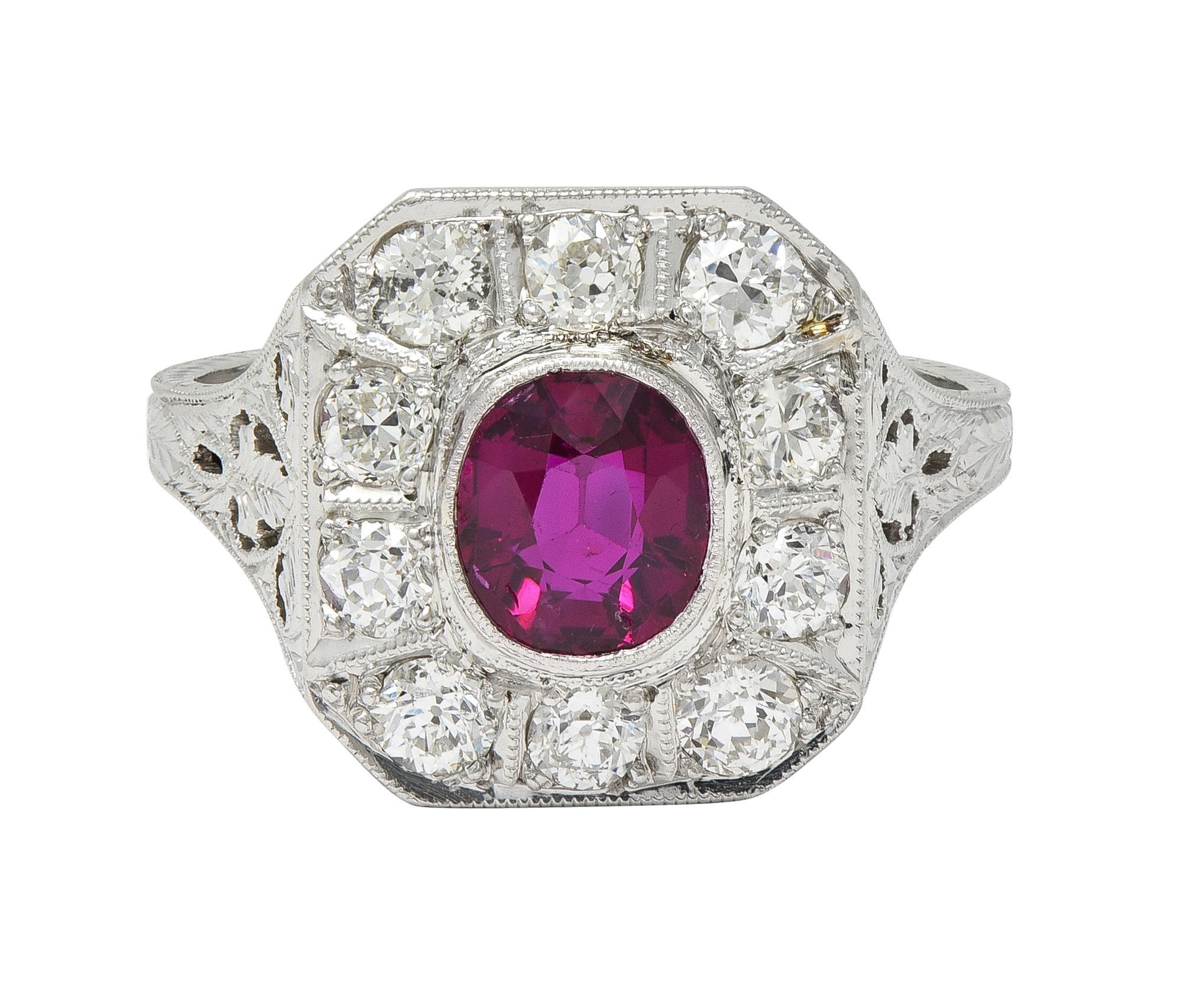 De las mujeres Art Decó 2.18 CTW Sin Calor Rubí Diamante Platino Anillo Halo Foliado Vintage GIA en venta