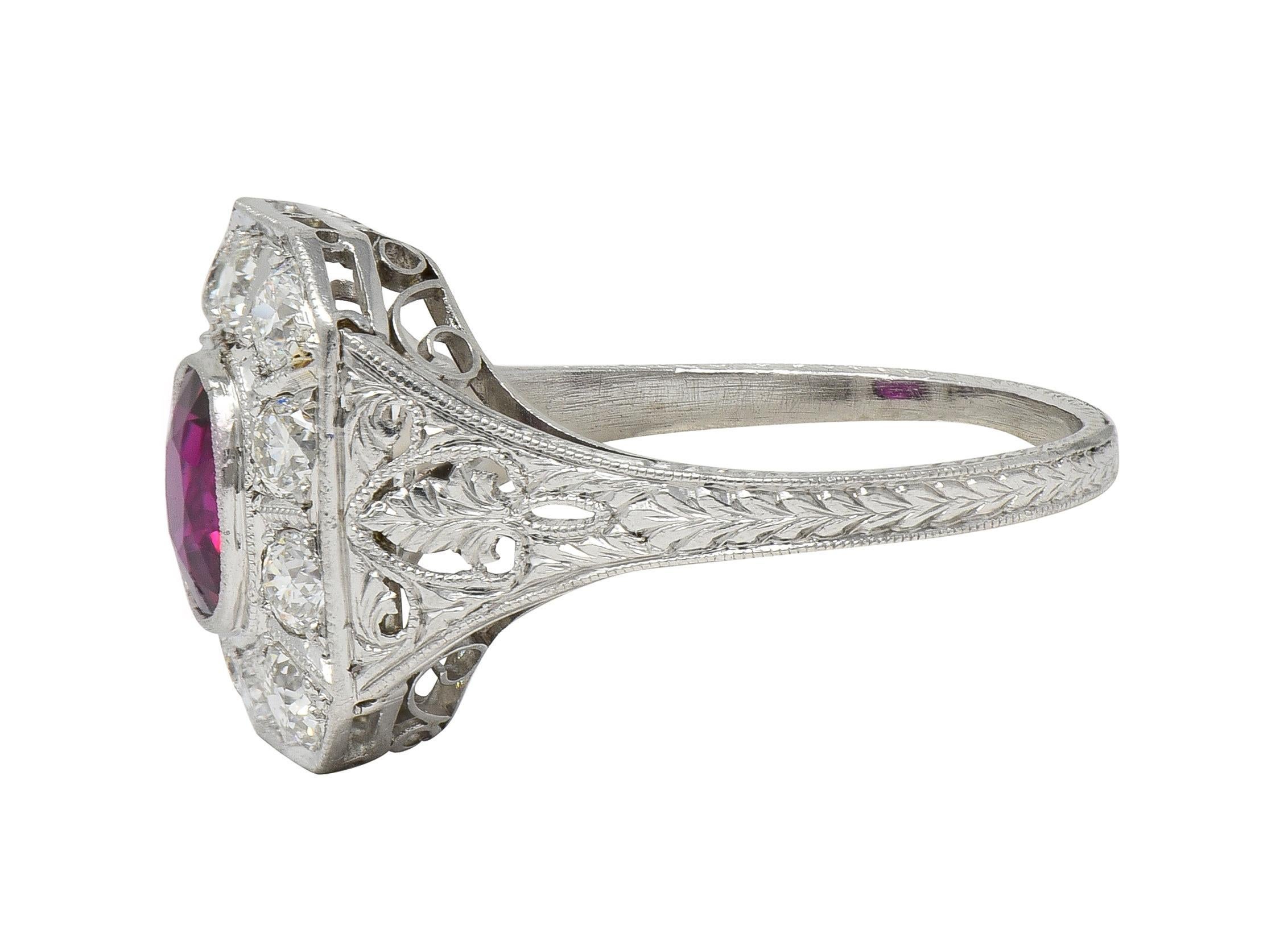 Art Decó 2.18 CTW Sin Calor Rubí Diamante Platino Anillo Halo Foliado Vintage GIA en venta 2