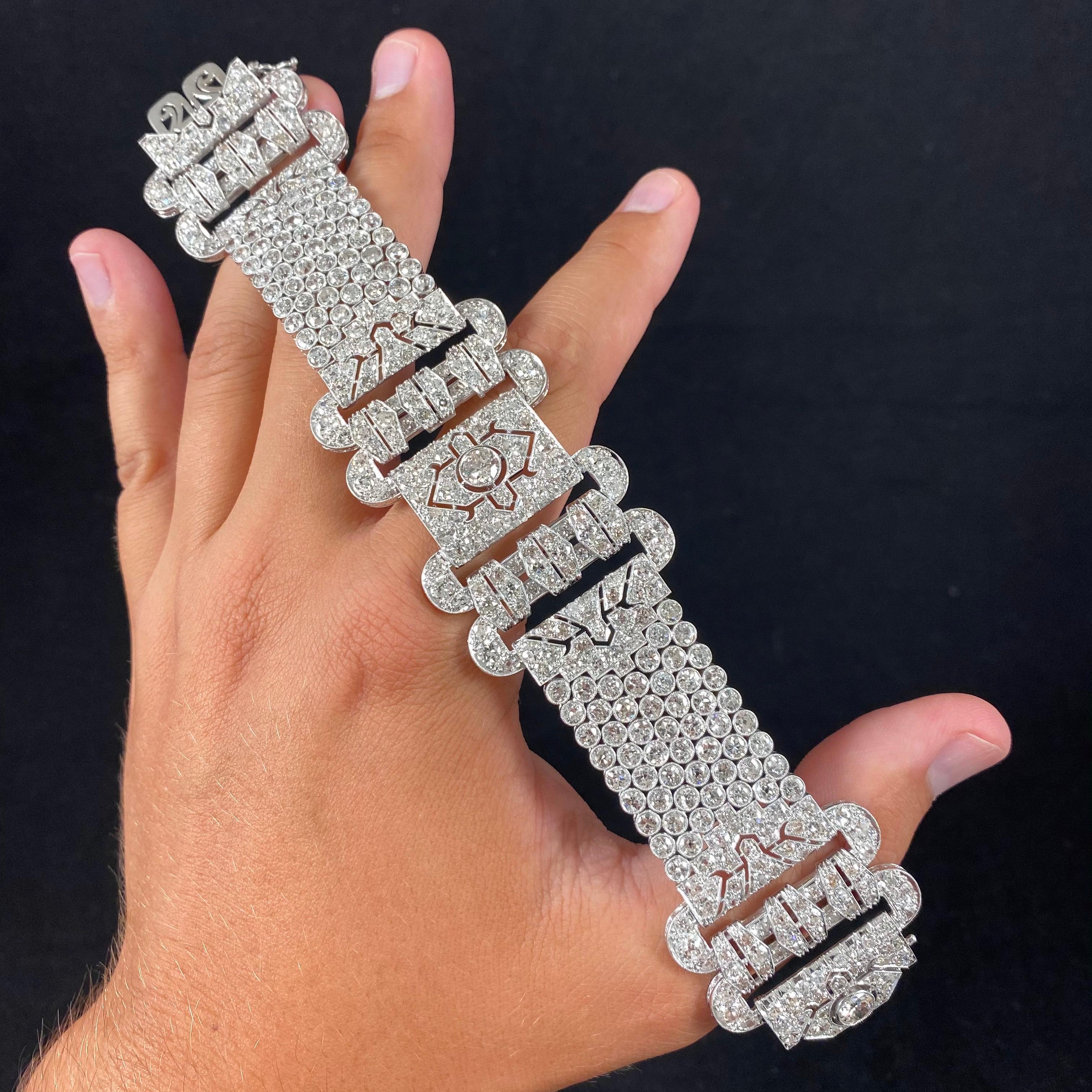 Art Deco 22 Carats Diamond Honeycomb Buckle Bracelet Platinum Europe 1920s 1930s For Sale 2